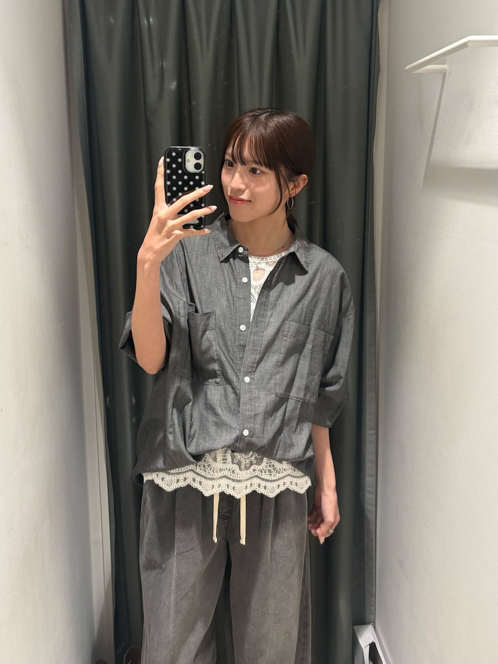 ブラック系のシャツ/ブラウス、ホワイト系のシャツ/ブラウス、ブラック系のデニムパンツを着用したレディースの春コーディネートの4枚目の写真