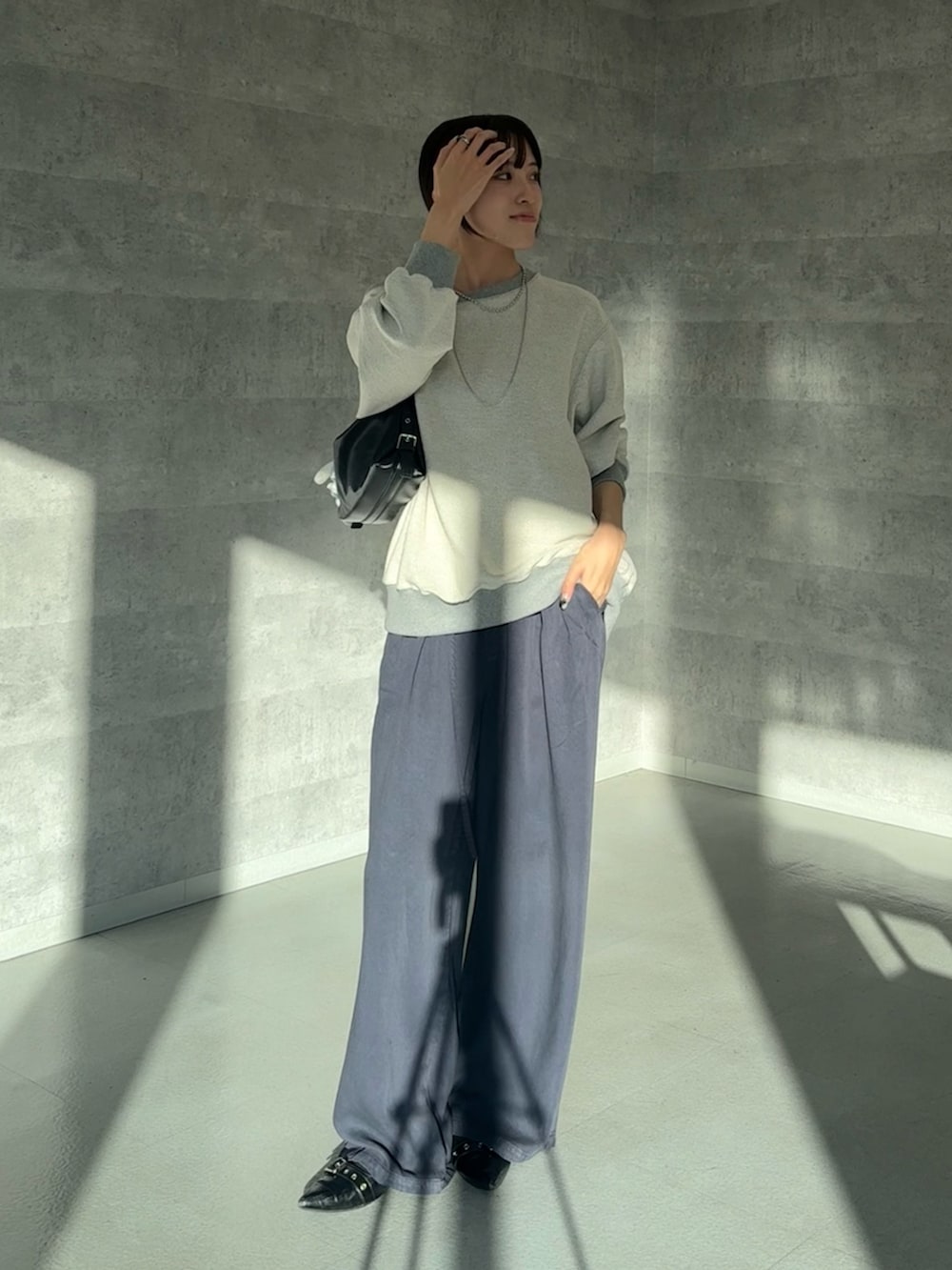 グレー系のTシャツ/カットソー、ブルー系のその他パンツを着用したレディースの冬コーディネートの2枚目の写真