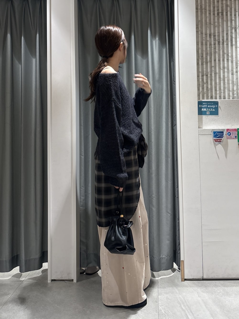 グレー系のニット/セーター、グレー系のシャツ/ブラウス、ベージュ系のその他パンツを着用したレディースの秋コーディネートの2枚目の写真