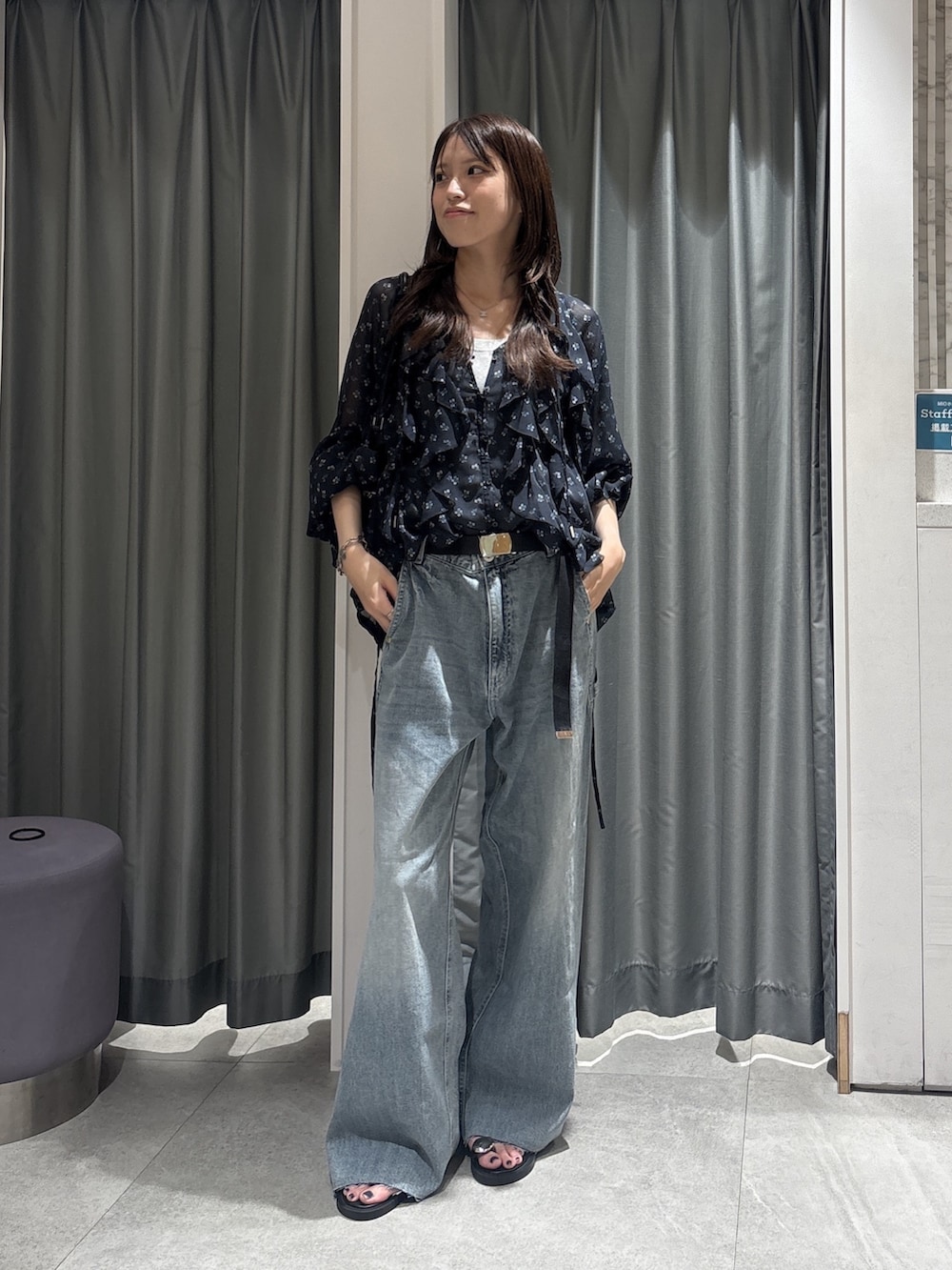 ブラック系のシャツ/ブラウス、ブルー系のデニムパンツ、ブラック系のベルトを着用したレディースの秋コーディネートの3枚目の写真