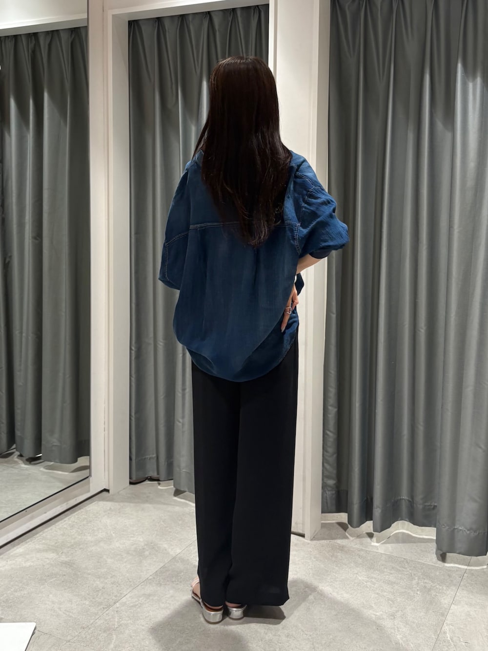 「シャツスタイル、ワイドパンツ、韓国ファッション、デニム、夏コーデ、キレイめカジュアル、パンツスタイル、高身長コーデ、デニムシャツ、シンプルコーデ、休日スタイル、スニーカー、お出かけコーデ」｜「DouDouの袖リブシアーデニムシャツ（シャツ/ブラウス、ブルー系）」を使った、karinさん（骨格ウェーブ・レディース・165cm）の春コーディネートの3枚目の写真
