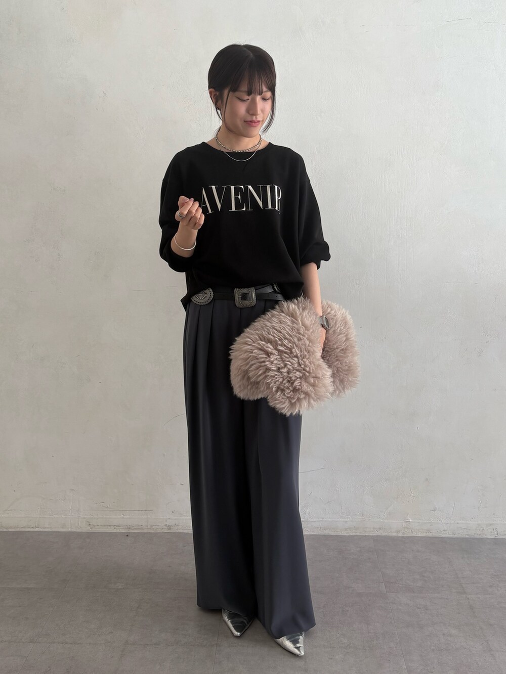 ブラック系のTシャツ/カットソー、ベージュ系のショルダーバッグ、グレー系のスラックスを着用したレディースの夏コーディネートの2枚目の写真