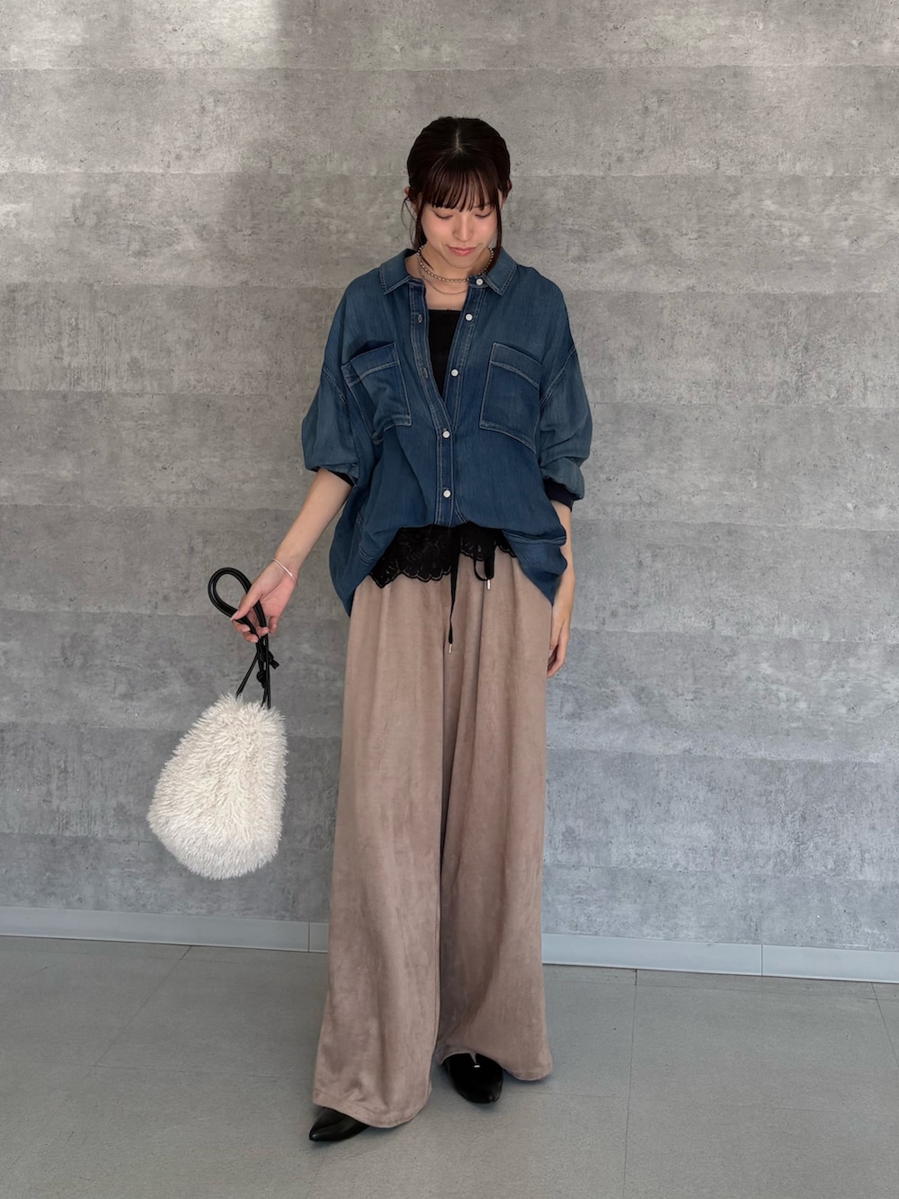 グレー系のタンクトップ、ブラック系のシャツ/ブラウス、ブルー系のシャツ/ブラウスを着用したレディースの秋コーディネートの3枚目の写真