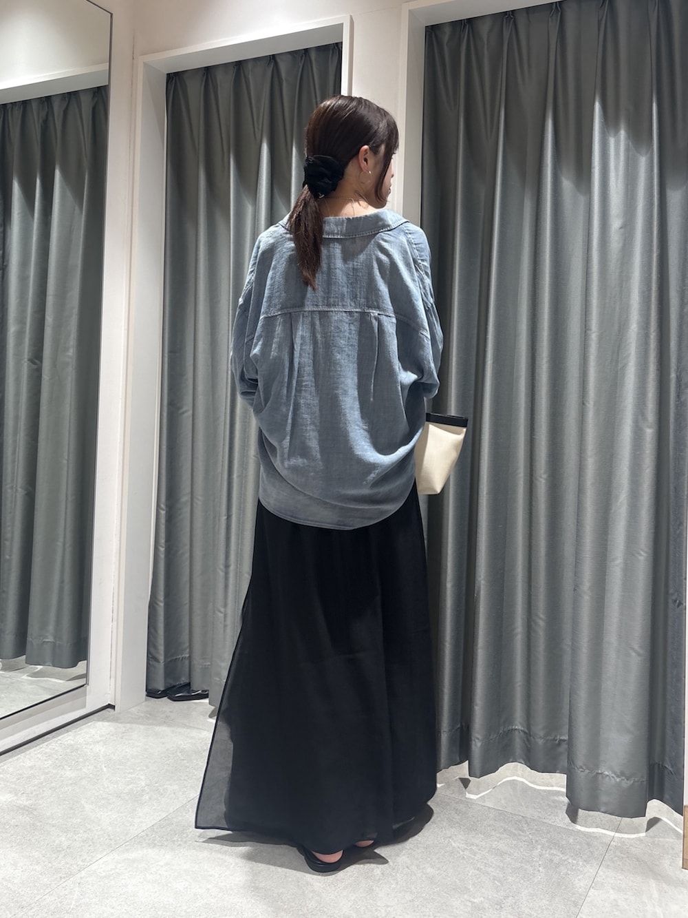 ブルー系のシャツ/ブラウス、ブラック系のワンピース、ブラック系のサンダルを着用したレディースの春コーディネートの4枚目の写真