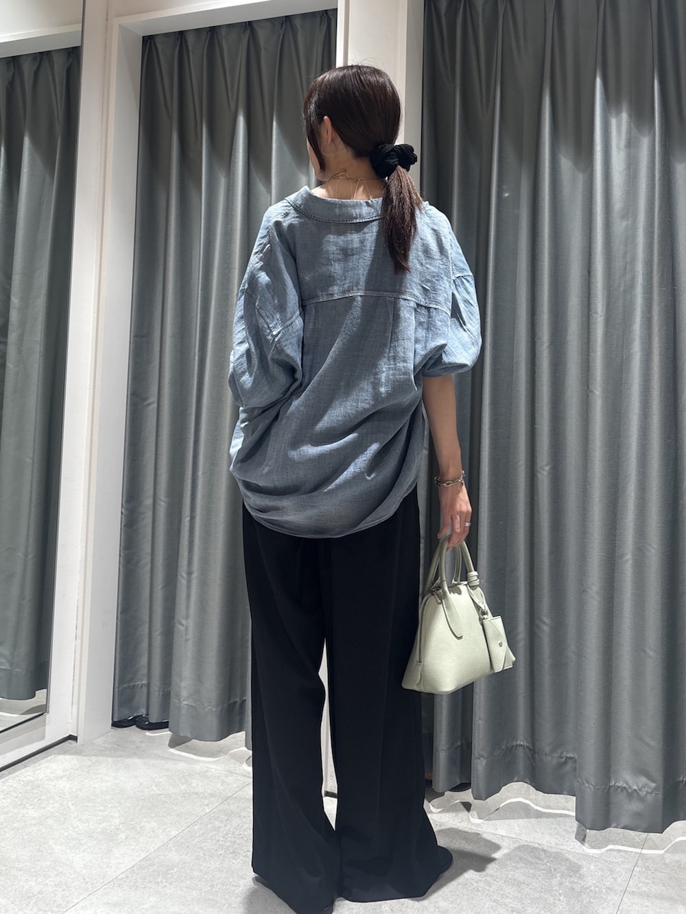 ブルー系のシャツ/ブラウス、ブラック系のシャツ/ブラウス、ホワイト系のシャツ/ブラウスを着用したレディースの春コーディネートの4枚目の写真
