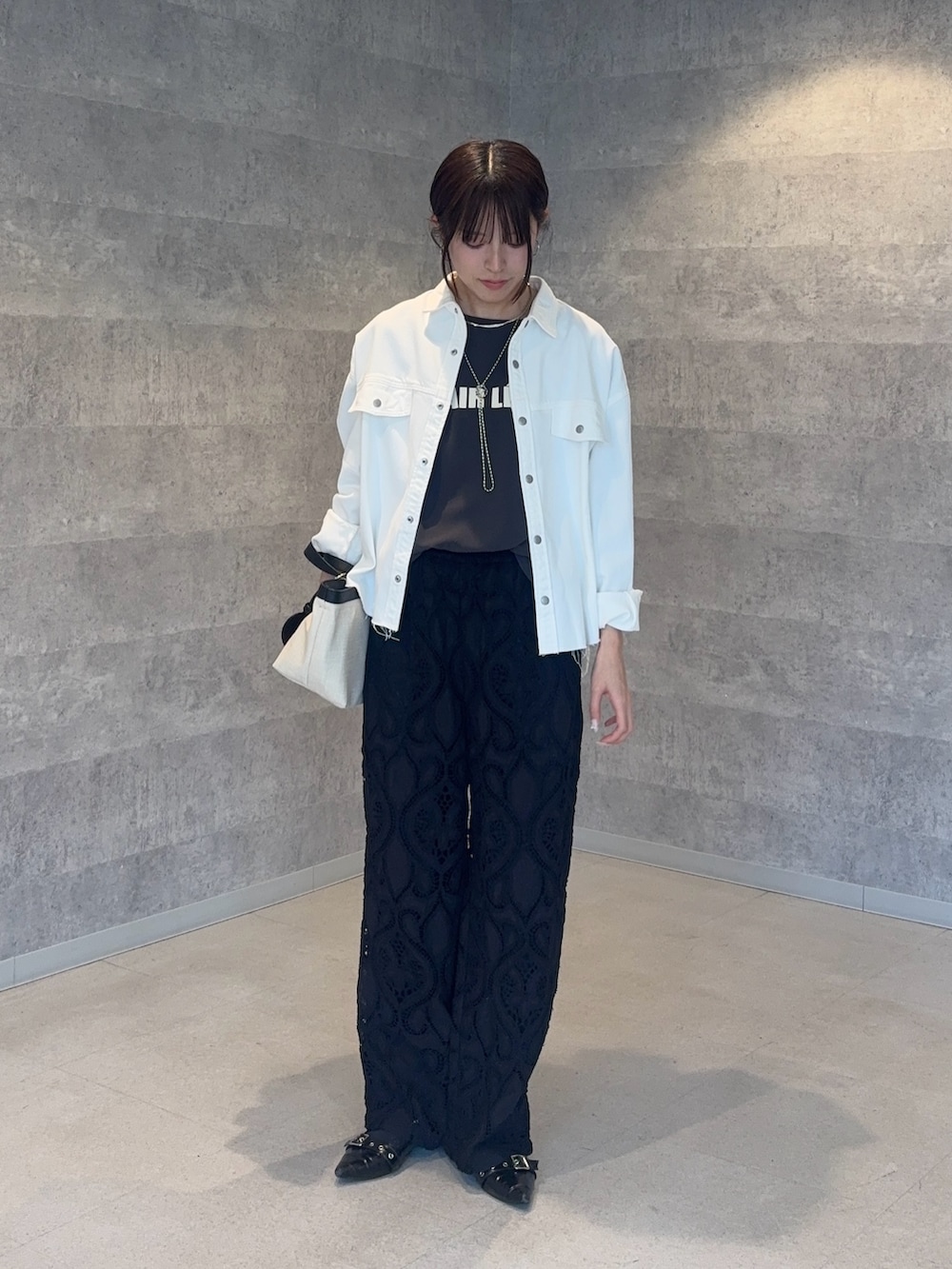 ホワイト系のショルダーバッグ、ブラック系のその他パンツ、グレー系のシャツ/ブラウスを着用したレディースの春コーディネートの3枚目の写真