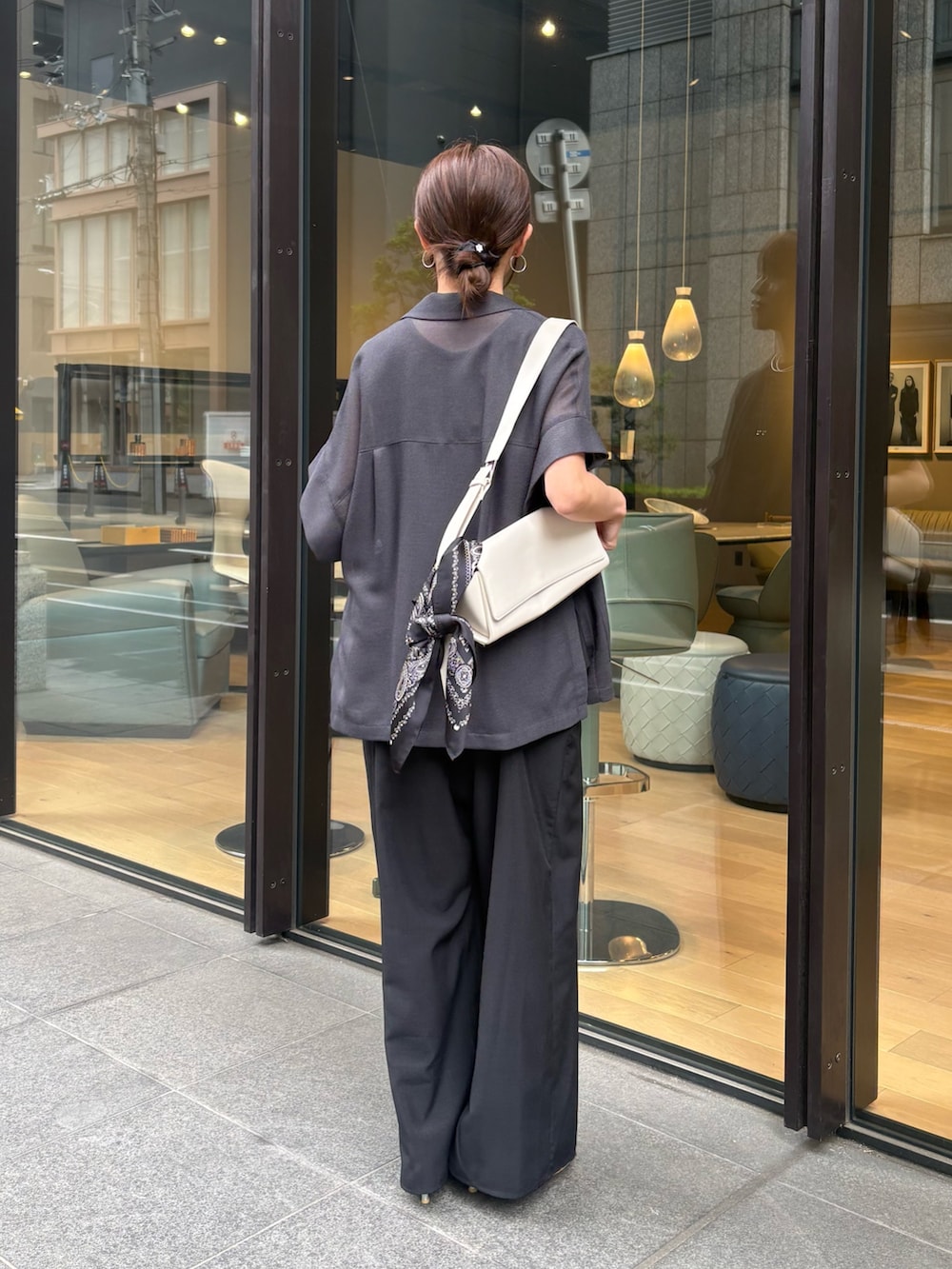 グレー系のテーラードジャケット、ブラック系のTシャツ/カットソー、ブラック系のつなぎ/オールインワンを着用したレディースの春コーディネートの2枚目の写真