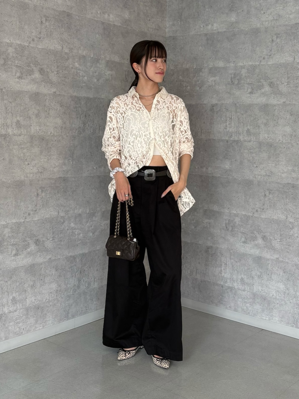 ホワイト系のシャツ/ブラウス、ブラック系のその他パンツ、ブラウン系のショルダーバッグを着用したレディースの秋コーディネートの2枚目の写真