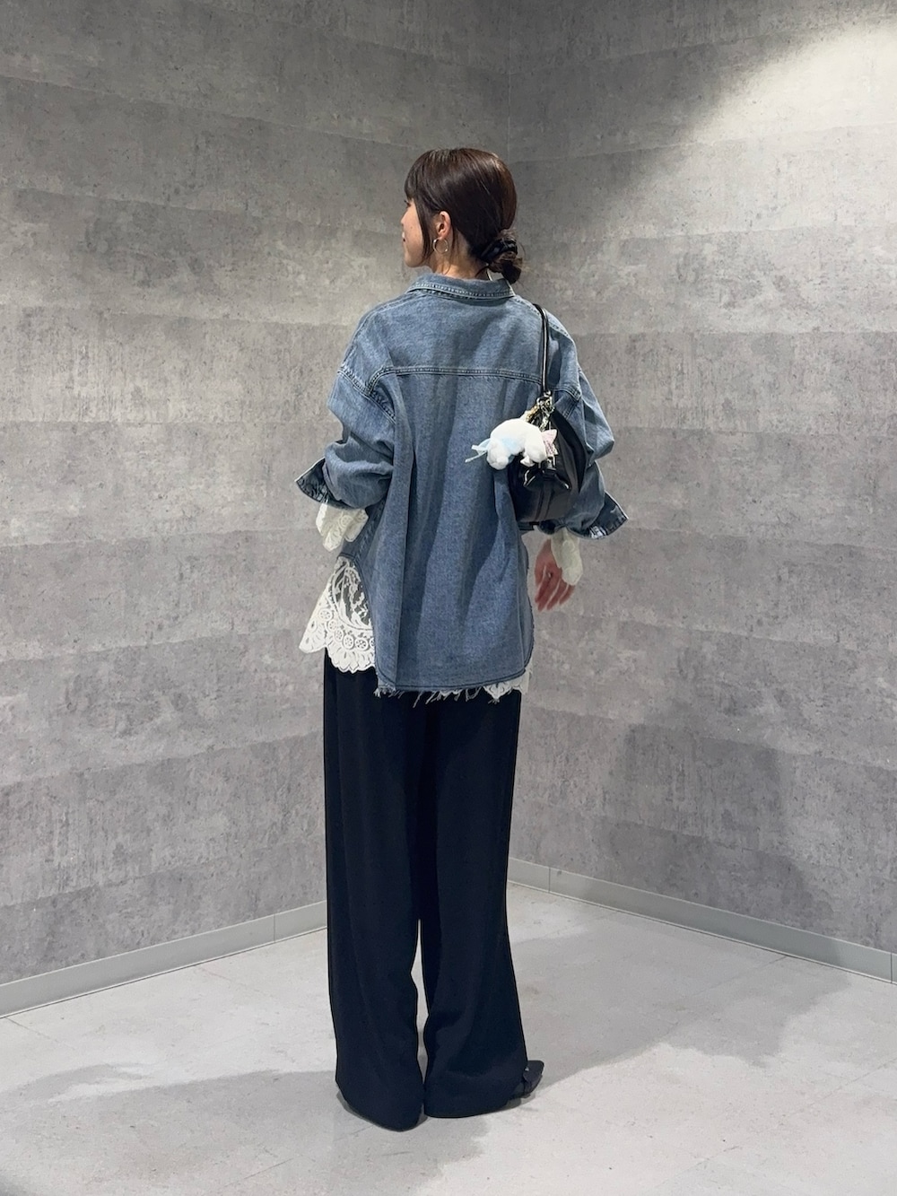 ホワイト系のシャツ/ブラウス、ブルー系のシャツ/ブラウス、ブラック系のスラックスを着用したレディースの春コーディネートの3枚目の写真