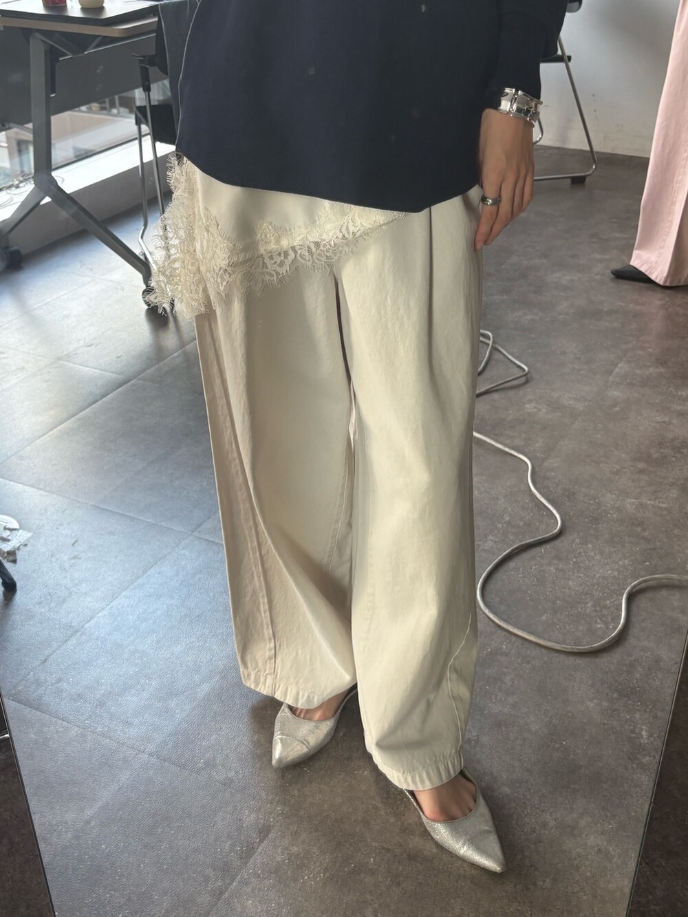 ブルー系のニット/セーター、ベージュ系のデニムパンツを着用したレディースの冬コーディネートの4枚目の写真