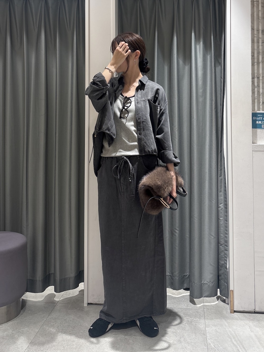 グレー系のシャツ/ブラウス、ブラック系のニット/セーター、グレー系のニット/セーターを着用したレディースの秋コーディネートの3枚目の写真