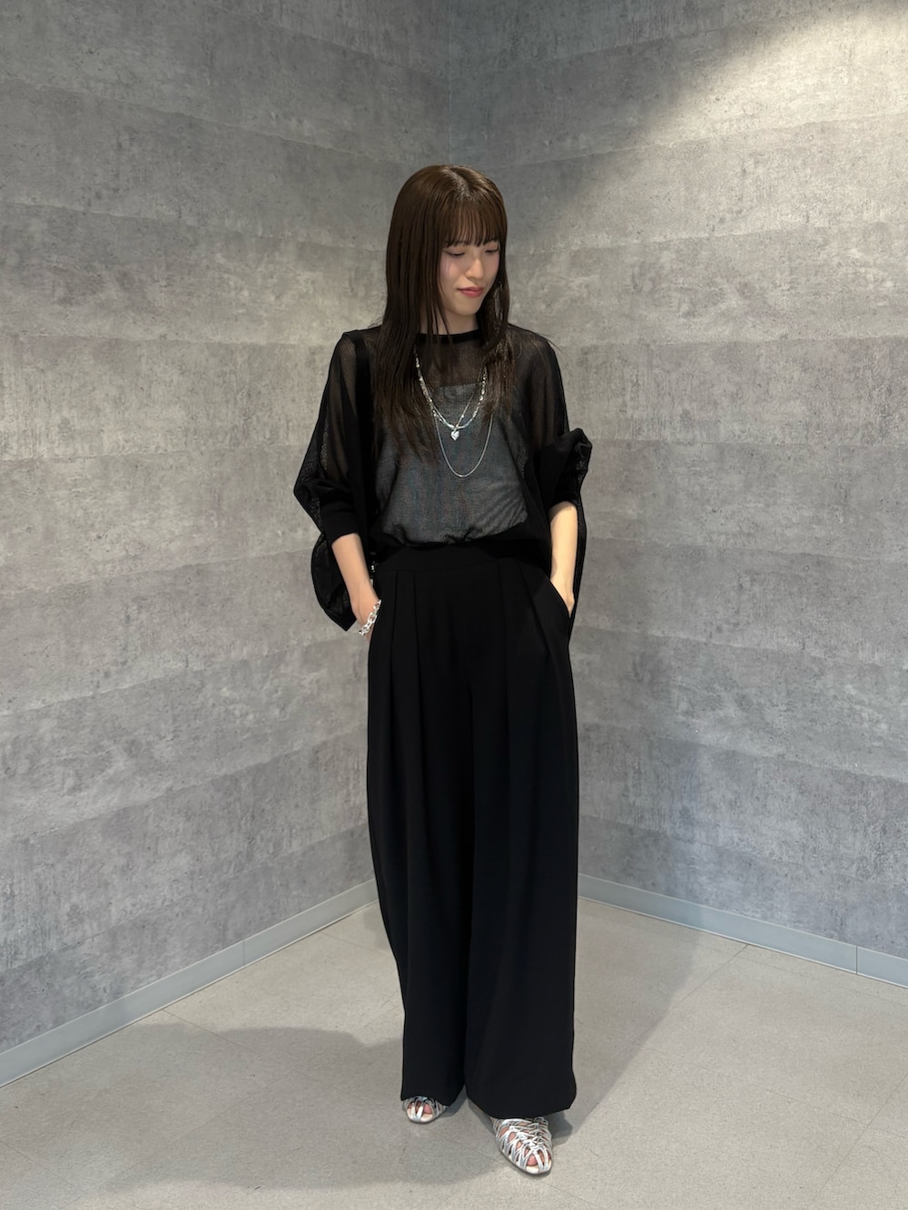 「ワイドパンツ、韓国ファッション、きれいめカジュアル、モノトーン、大人ファッション、オトナカジュアル、大人かわいい、パンツスタイル、夏ファッション、パンツコーデ、ラフコーデ、夏、春服、ootd、シアートップス」｜「DouDouのタックワイドパンツ（スラックス、ブラック系）」を使った、karinさん（骨格ウェーブ・レディース・165cm）の春コーディネートの2枚目の写真