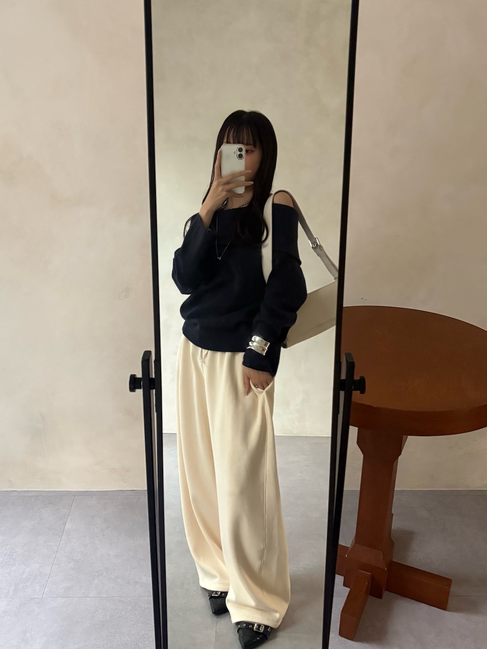 ブルー系のニット/セーター、ホワイト系のその他パンツを着用したレディースの冬コーディネートの3枚目の写真