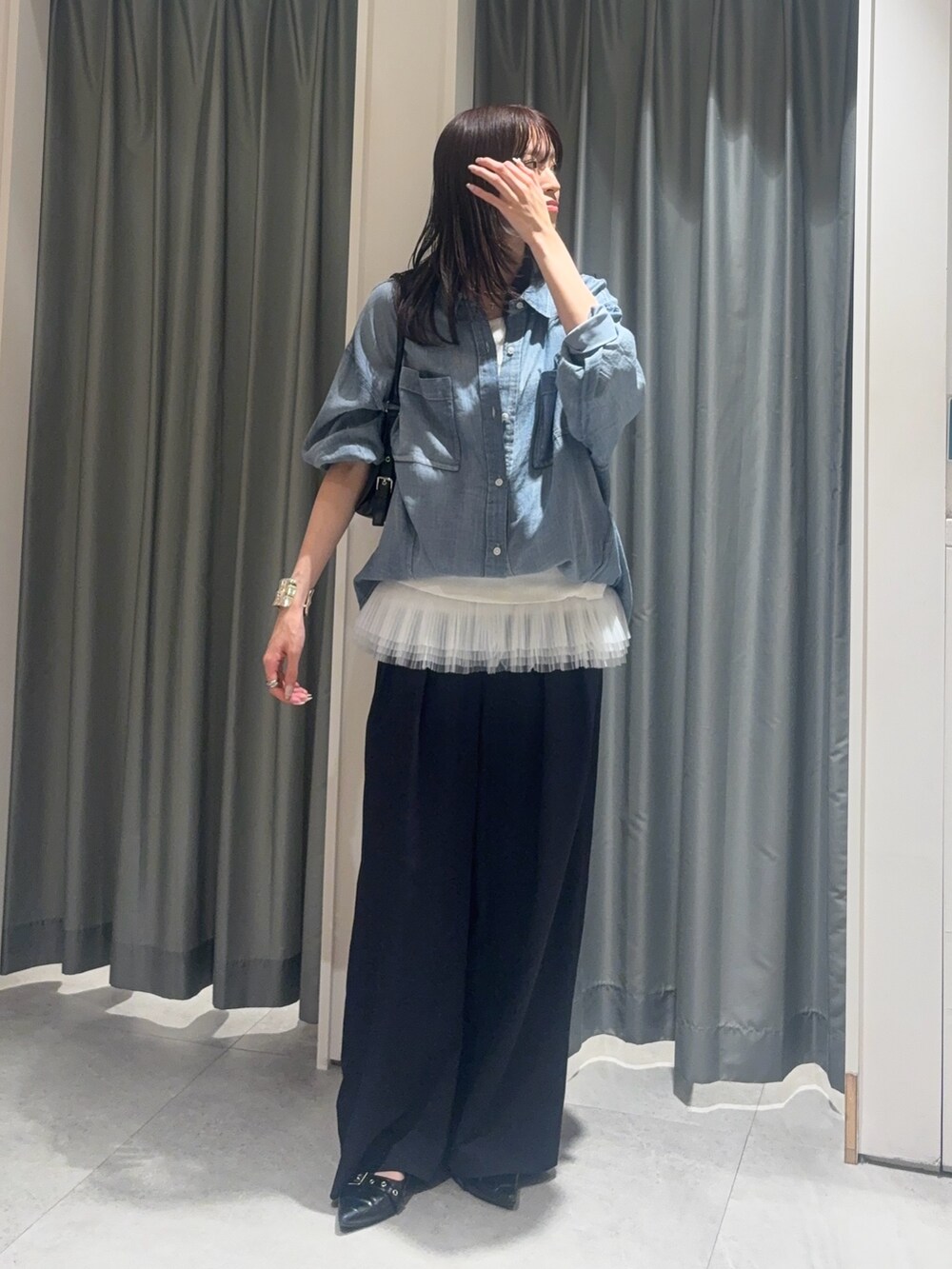 ブルー系のシャツ/ブラウス、ホワイト系のニット/セーター、ホワイト系のシャツ/ブラウスを着用したレディースの春コーディネートの3枚目の写真