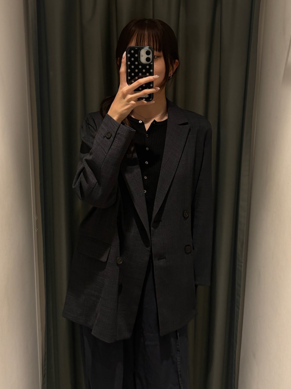 グレー系のテーラードジャケットを着用したレディースの春コーディネートの2枚目の写真