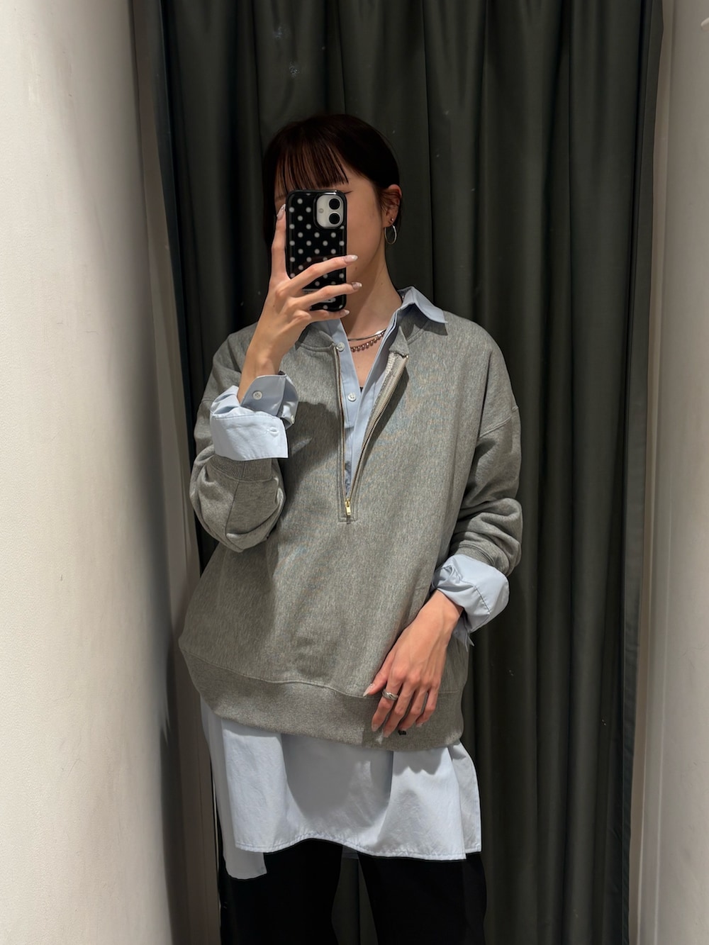 ブルー系のシャツ/ブラウス、グレー系のスウェット、ブラック系のその他パンツを着用したレディースの冬コーディネートの4枚目の写真