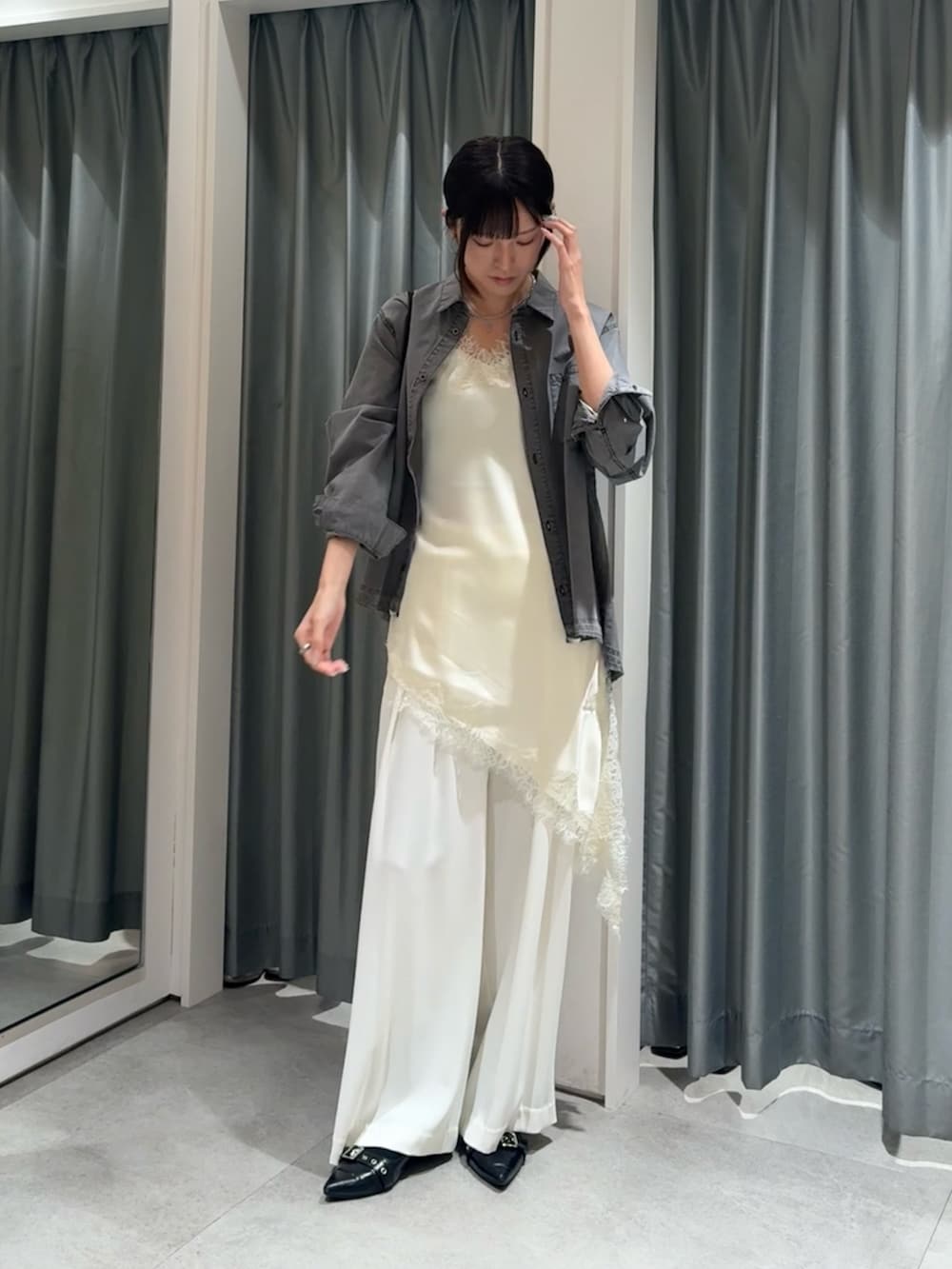 ブラック系のシャツ/ブラウス、ホワイト系のキャミソール、ホワイト系のスラックスを着用したレディースの冬コーディネートの3枚目の写真