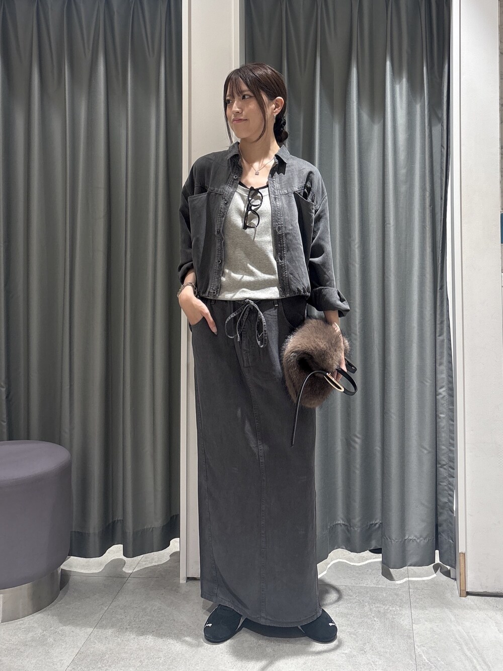 グレー系のシャツ/ブラウス、ブラック系のニット/セーター、グレー系のニット/セーターを着用したレディースの秋コーディネートの2枚目の写真