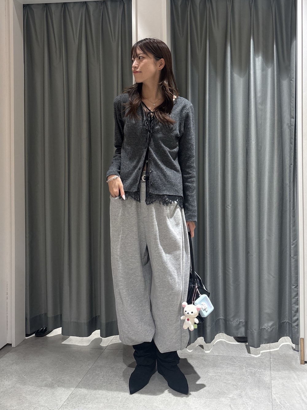 グレー系のカーディガン/ボレロ、グレー系のスウェットパンツ、ブラック系のその他シューズを着用したレディースの秋コーディネートの2枚目の写真