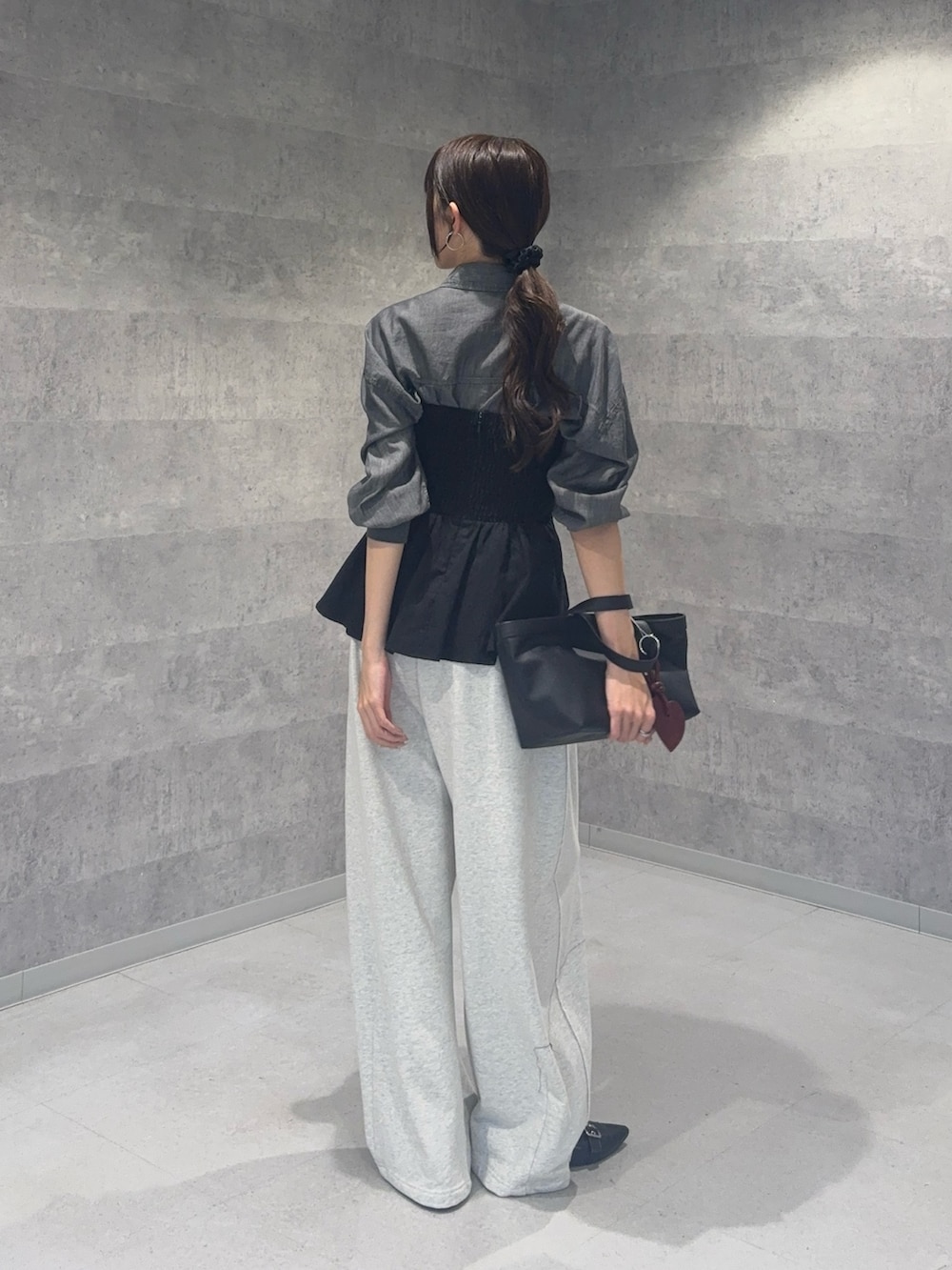 ブラック系のシャツ/ブラウス、ブラック系のシャツ/ブラウス、ブラック系のショルダーバッグを着用したレディースの冬コーディネートの4枚目の写真