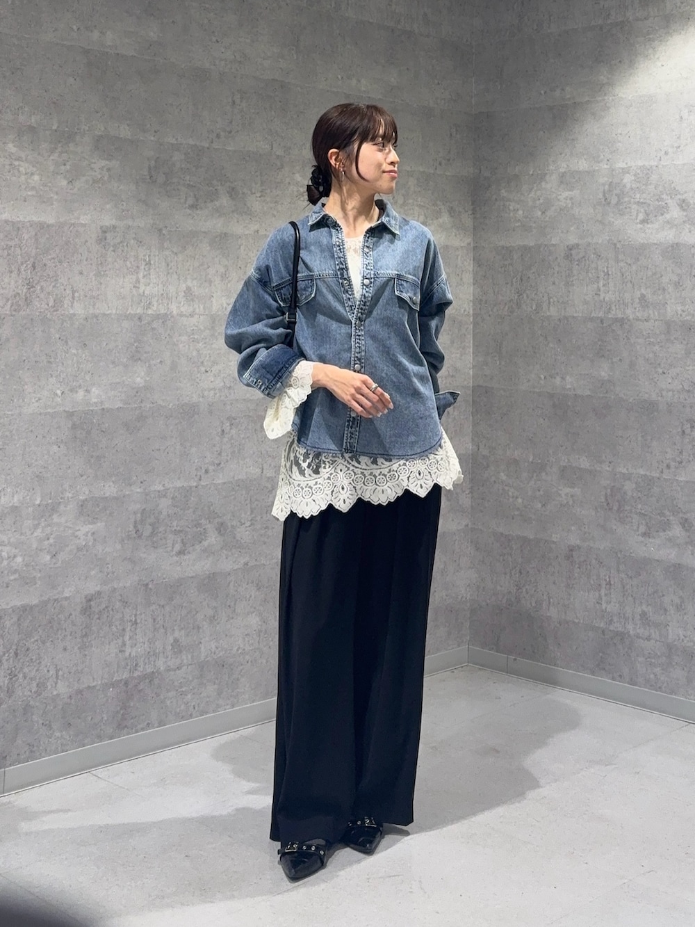 ホワイト系のシャツ/ブラウス、ブルー系のシャツ/ブラウス、ブラック系のスラックスを着用したレディースの春コーディネートの2枚目の写真