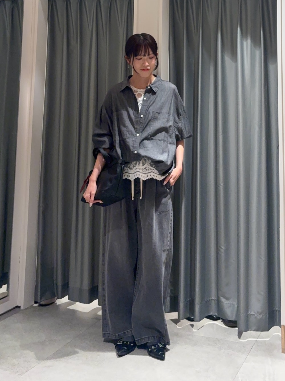 ブラック系のシャツ/ブラウス、ホワイト系のシャツ/ブラウス、ブラック系のデニムパンツを着用したレディースの春コーディネートの2枚目の写真