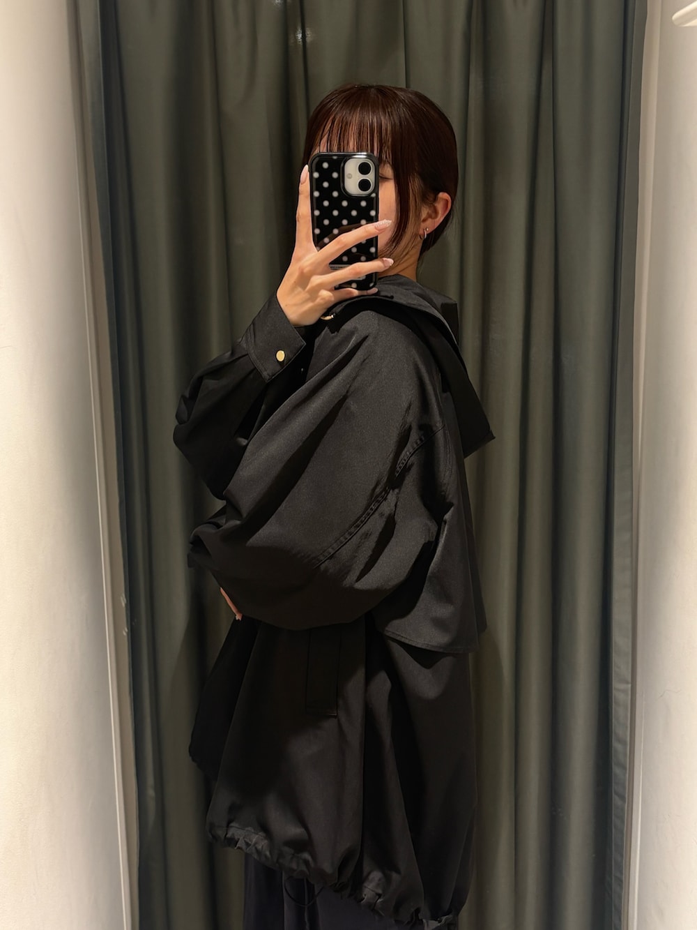 ブラック系のその他アウターを着用したレディースの春コーディネートの2枚目の写真