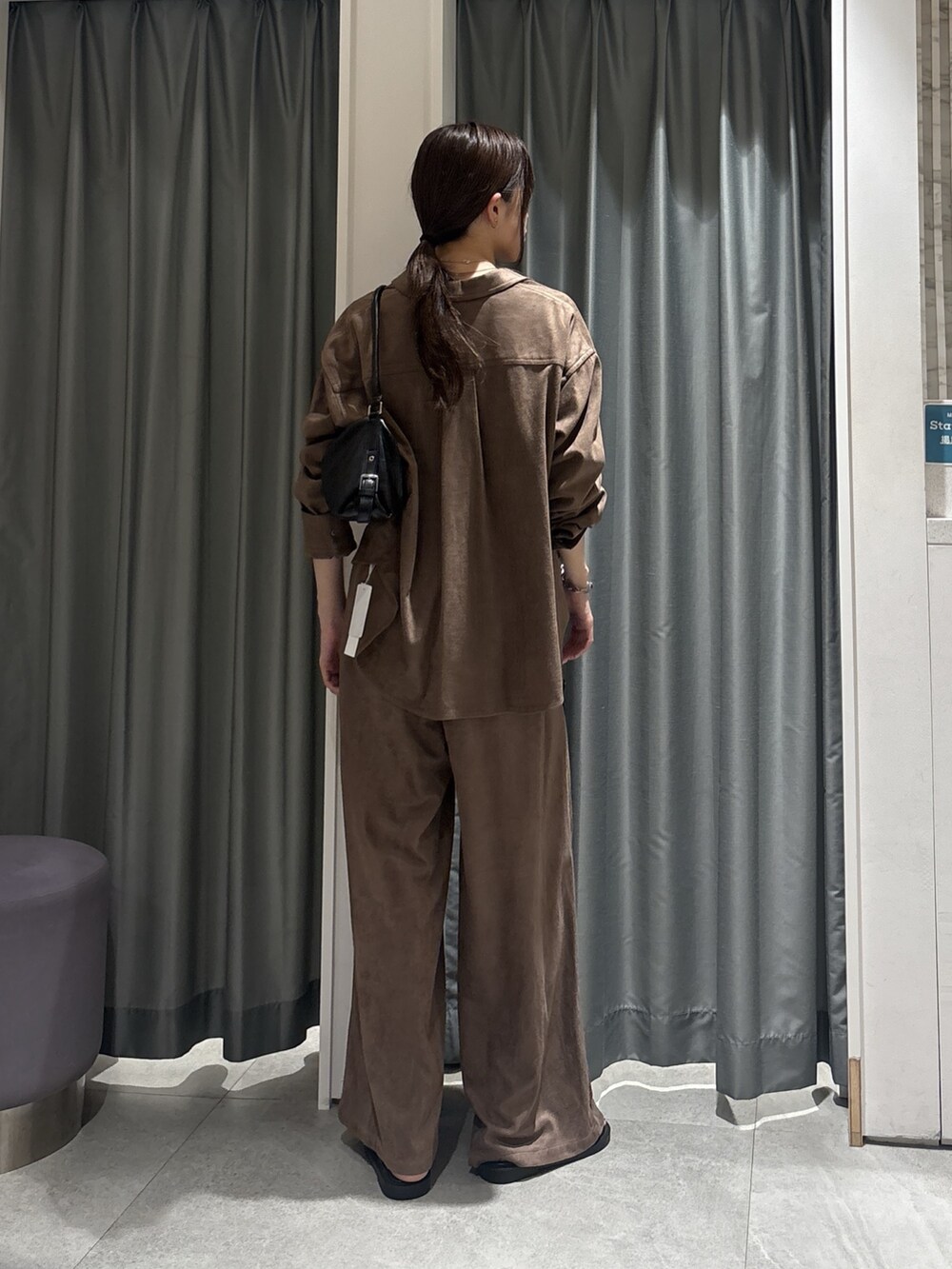 ブラウン系のシャツ/ブラウス、ブラウン系のその他パンツ、ブラック系のストール/ショールを着用したレディースの夏コーディネートの4枚目の写真