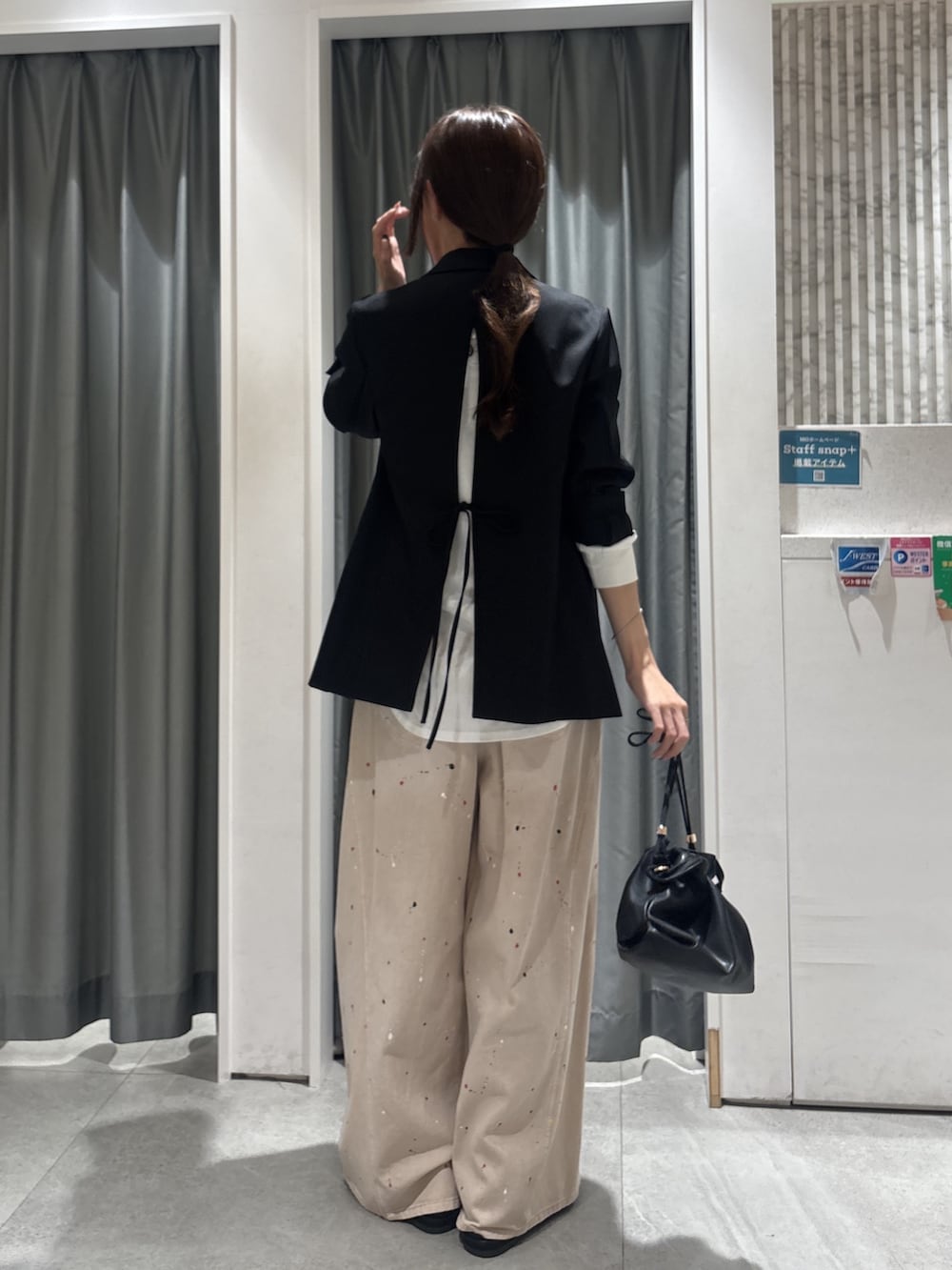 ホワイト系のTシャツ/カットソー、ブラック系のテーラードジャケット、ブラック系のトートバッグを着用したレディースの秋コーディネートの4枚目の写真