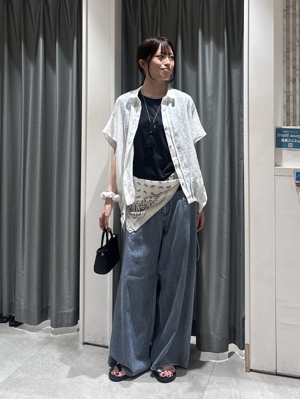 ホワイト系のシャツ/ブラウス、ブラック系のTシャツ/カットソー、ブルー系のデニムパンツを着用したレディースの夏コーディネートの2枚目の写真