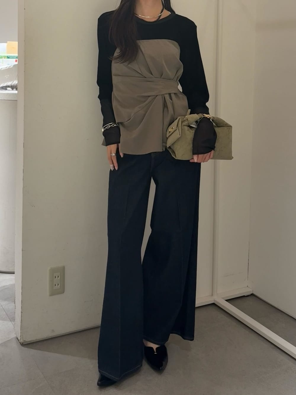 ブラック系のTシャツ/カットソー、グリーン系のシャツ/ブラウス、グリーン系のショルダーバッグを着用したレディースの秋コーディネートの2枚目の写真