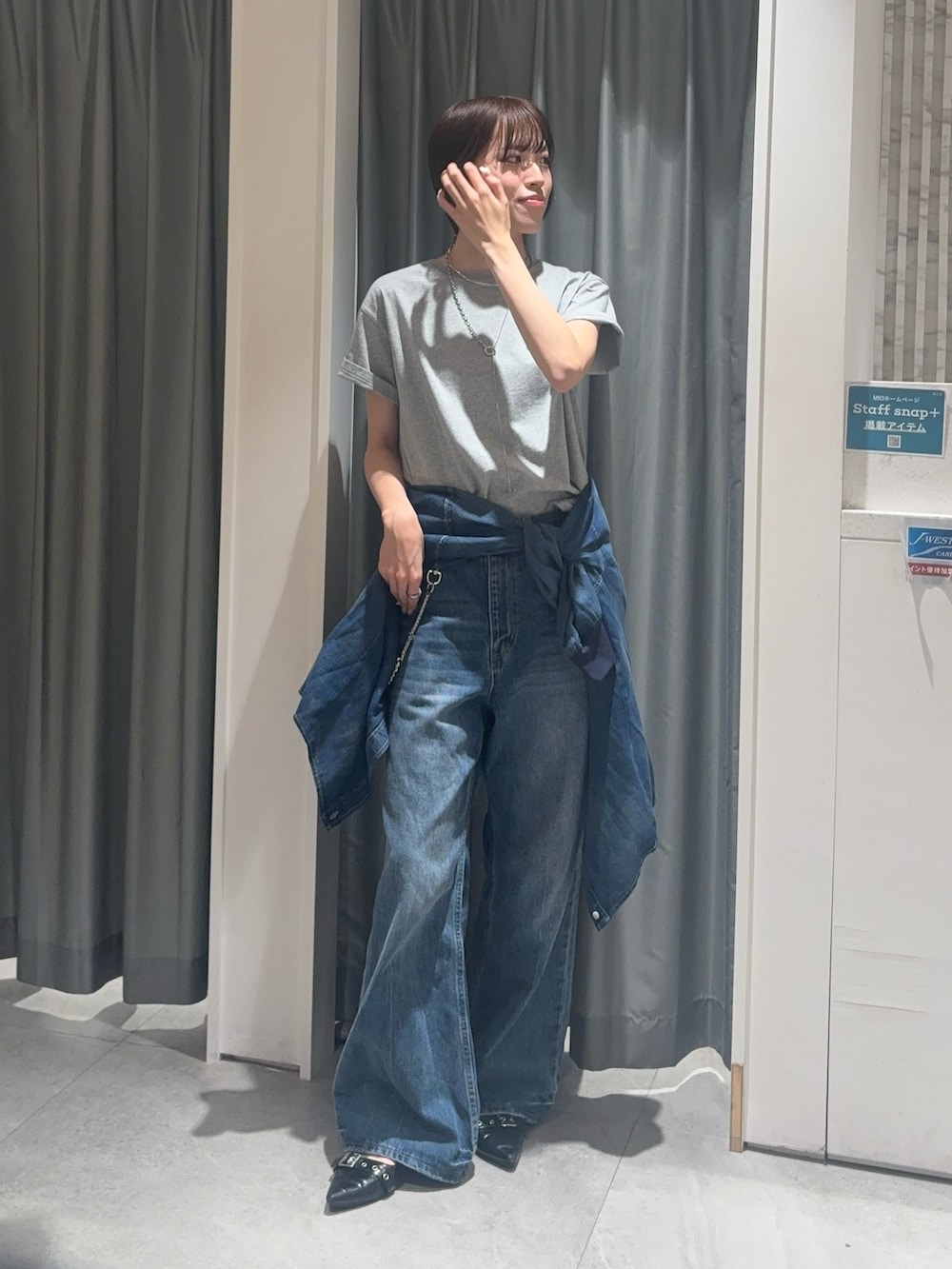グレー系のTシャツ/カットソー、ブルー系のシャツ/ブラウス、ブルー系のデニムパンツを着用したレディースの春コーディネートの3枚目の写真