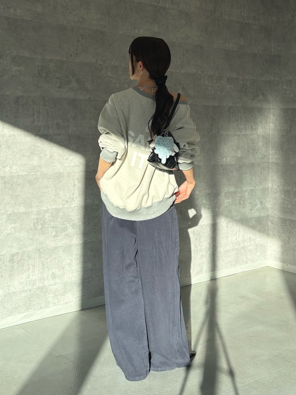 グレー系のTシャツ/カットソー、ブルー系のその他パンツを着用したレディースの冬コーディネートの3枚目の写真