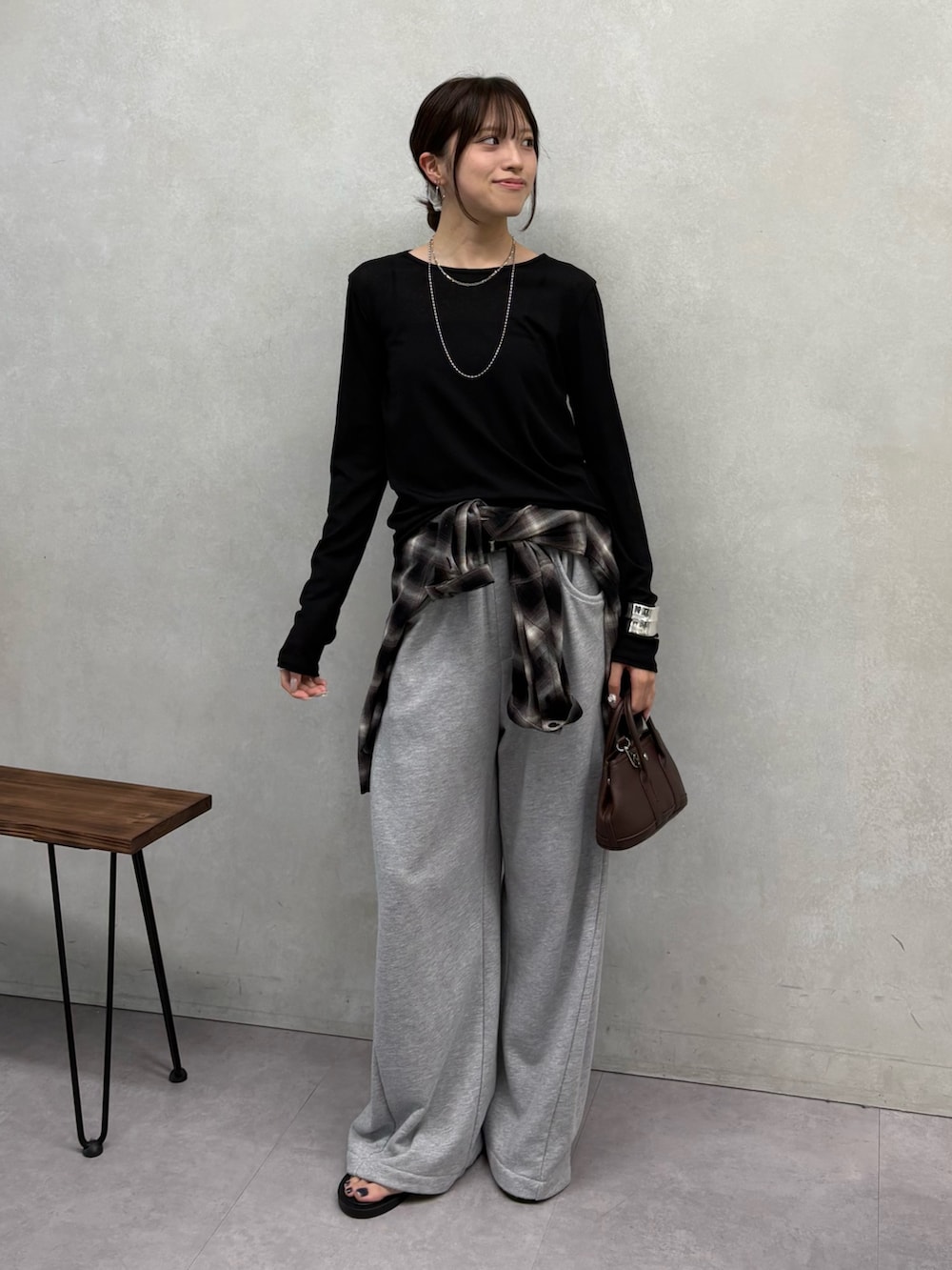 グレー系のスウェットパンツ、ブラック系のシャツ/ブラウス、ブラック系のTシャツ/カットソーを着用したレディースの夏コーディネートの4枚目の写真