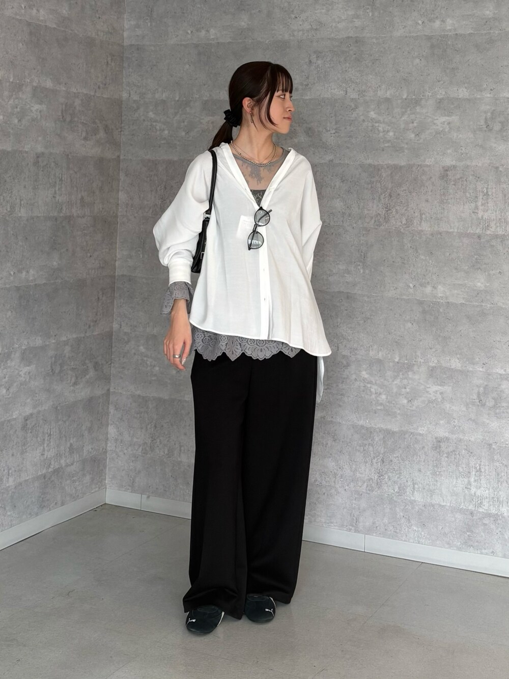 ホワイト系のシャツ/ブラウス、グレー系のシャツ/ブラウス、ブラック系のその他パンツを着用したレディースの冬コーディネートの2枚目の写真