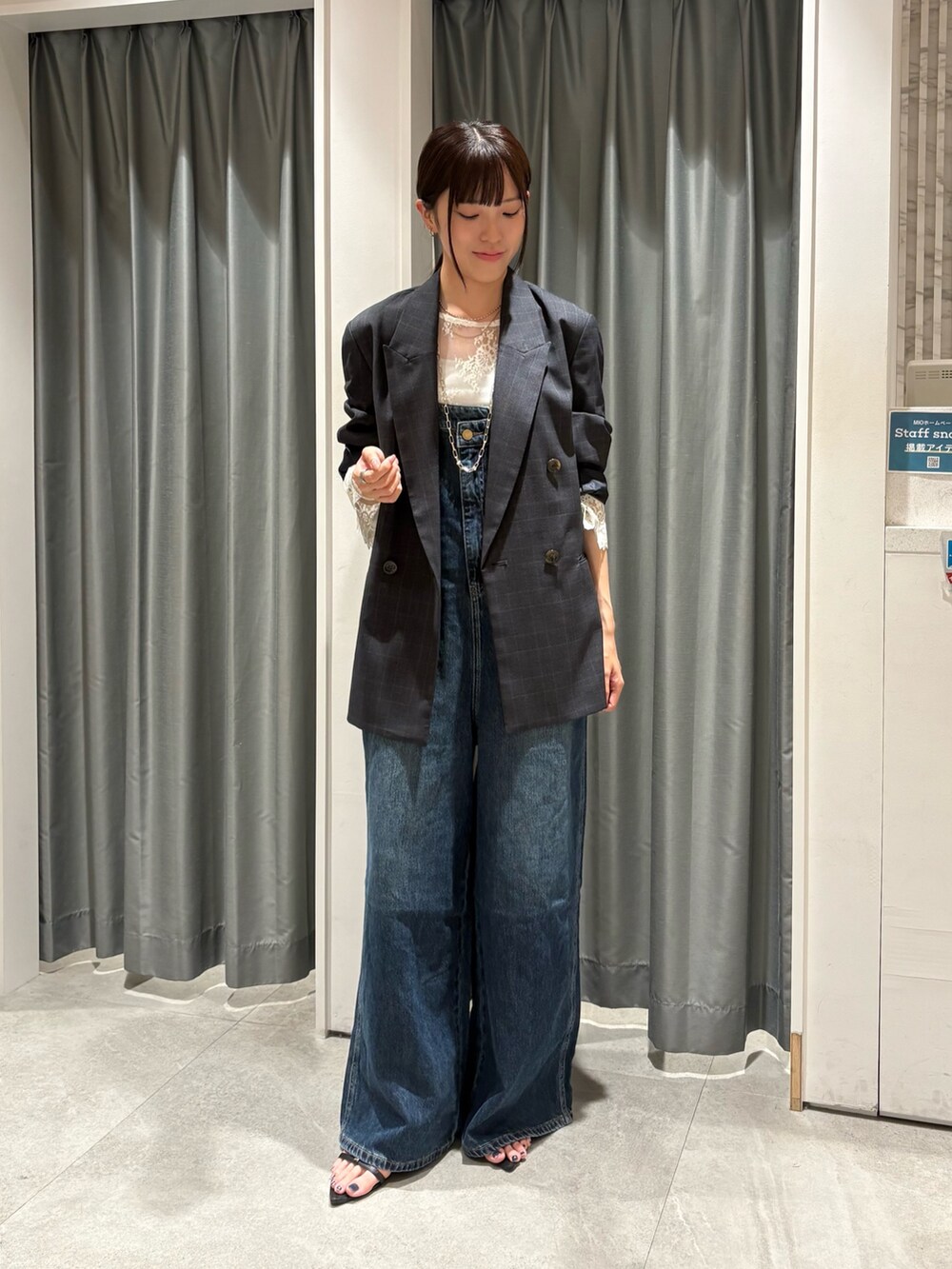 ホワイト系のシャツ/ブラウス、グレー系のテーラードジャケット、ブルー系のつなぎ/オールインワンを着用したレディースの秋コーディネートの3枚目の写真
