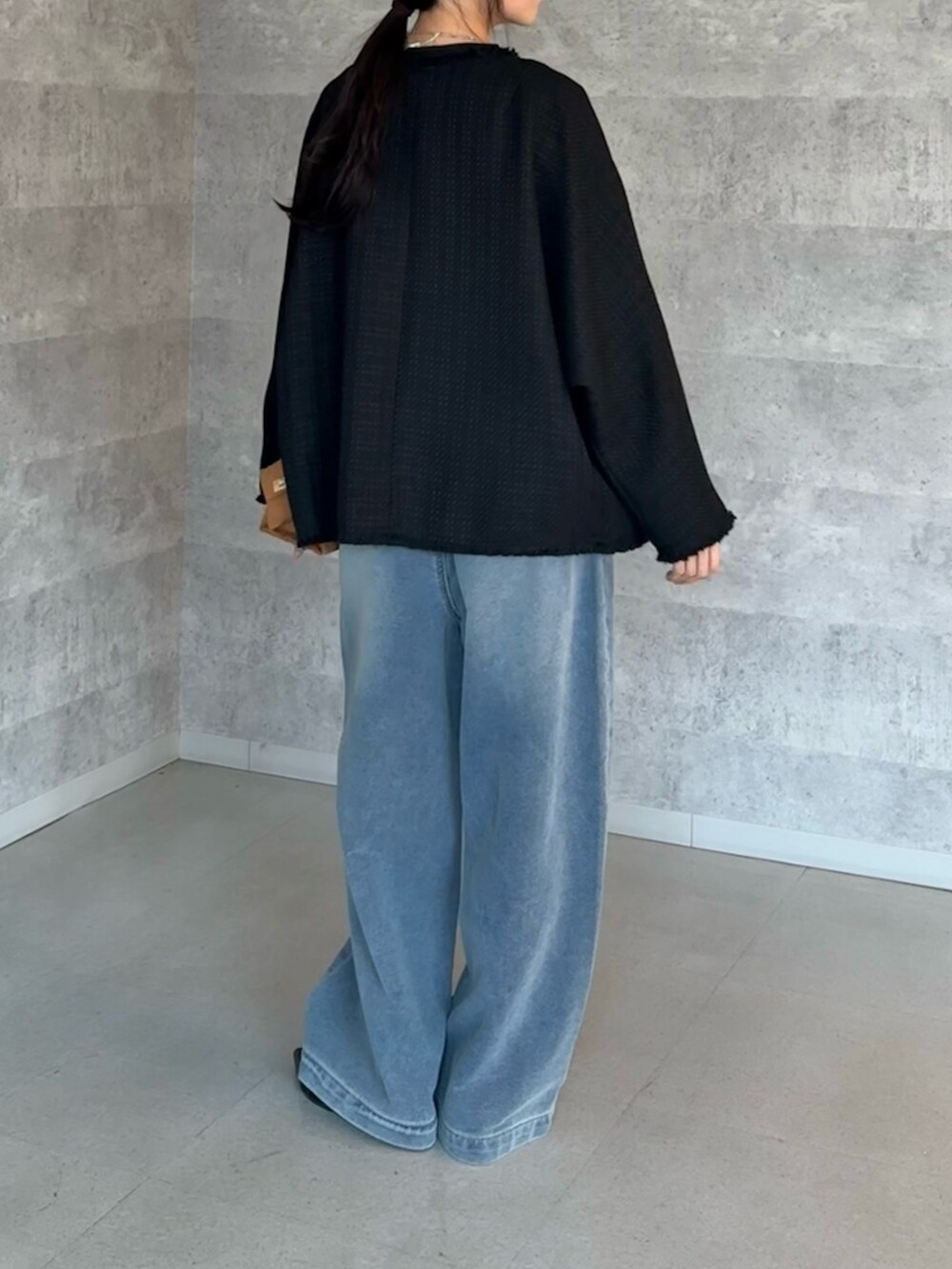 ブルー系のその他パンツ、ブラック系のTシャツ/カットソー、イエロー系のショルダーバッグを着用したレディースの秋コーディネートの4枚目の写真