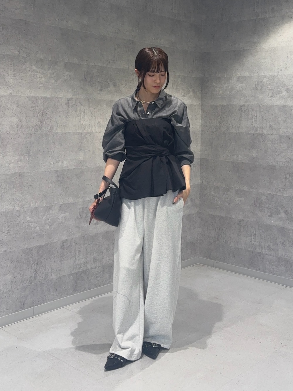 ブラック系のシャツ/ブラウス、ブラック系のシャツ/ブラウス、ブラック系のショルダーバッグを着用したレディースの冬コーディネートの3枚目の写真