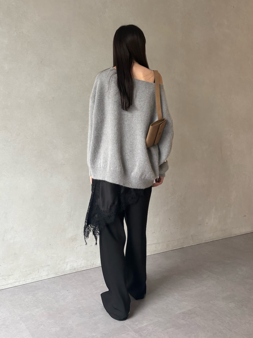 ブラック系のキャミソール、ブラック系のその他パンツを着用したレディースの冬コーディネートの3枚目の写真