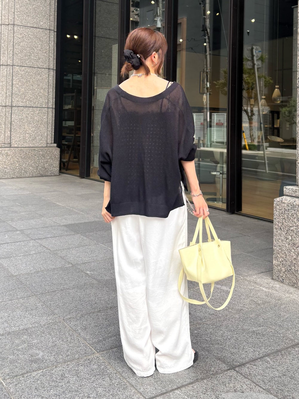 ブラック系のカーディガン/ボレロ、ブラック系のシャツ/ブラウス、ホワイト系のその他パンツを着用したレディースの夏コーディネートの4枚目の写真