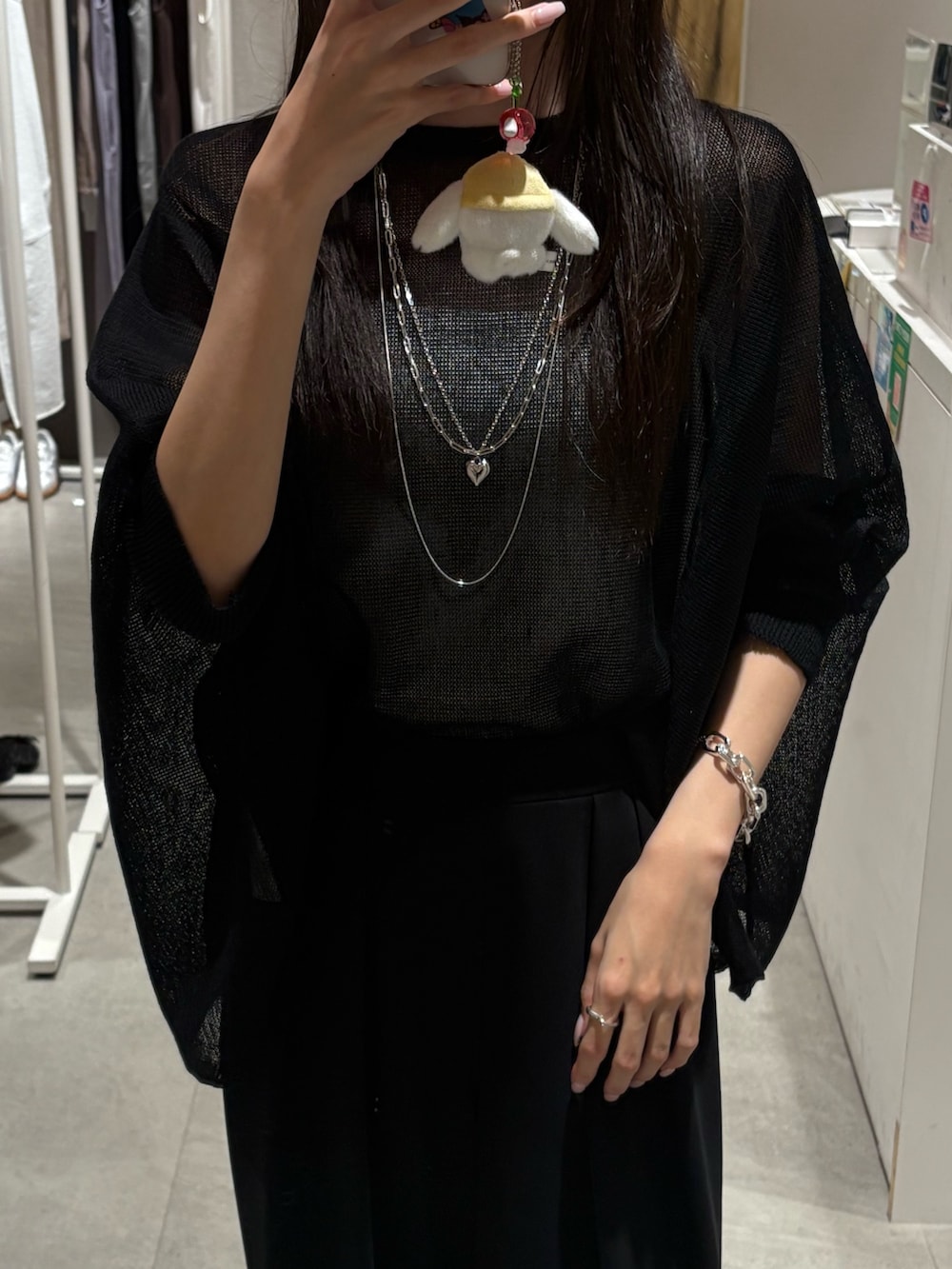 「ワイドパンツ、韓国ファッション、きれいめカジュアル、モノトーン、大人ファッション、オトナカジュアル、大人かわいい、パンツスタイル、夏ファッション、パンツコーデ、ラフコーデ、夏、春服、ootd、シアートップス」｜「DouDouのタックワイドパンツ（スラックス、ブラック系）」を使った、karinさん（骨格ウェーブ・レディース・165cm）の春コーディネートの4枚目の写真