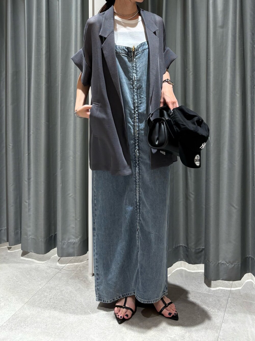 ブルー系のワンピース、グレー系のテーラードジャケット、ブラック系のサンダルを着用したレディースの夏コーディネートの2枚目の写真