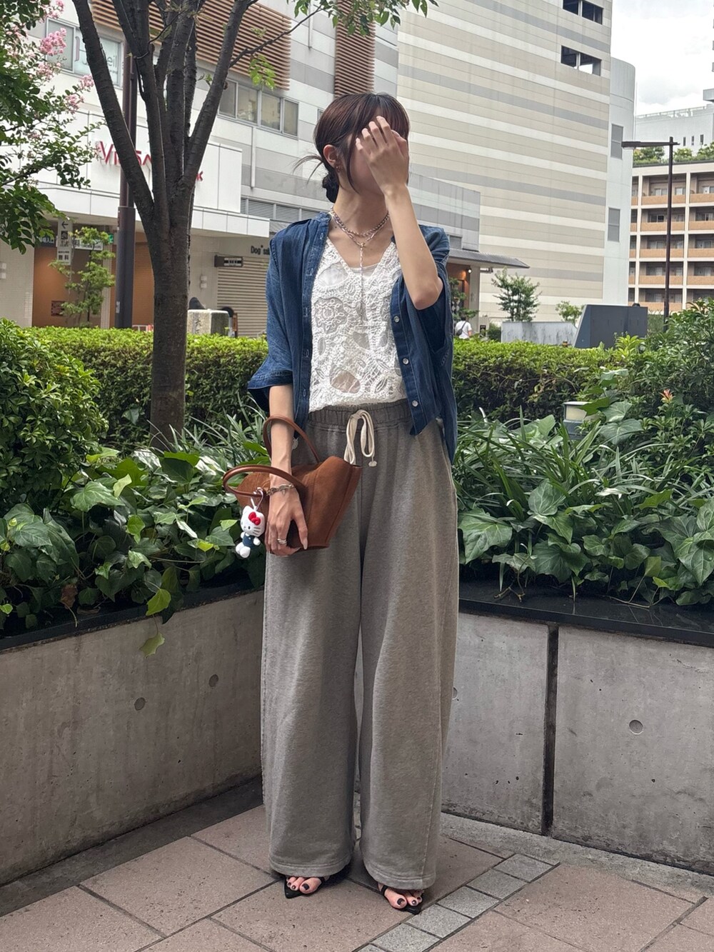 グレー系のその他パンツ、ホワイト系のシャツ/ブラウス、ブルー系のシャツ/ブラウスを着用したレディースの夏コーディネートの2枚目の写真