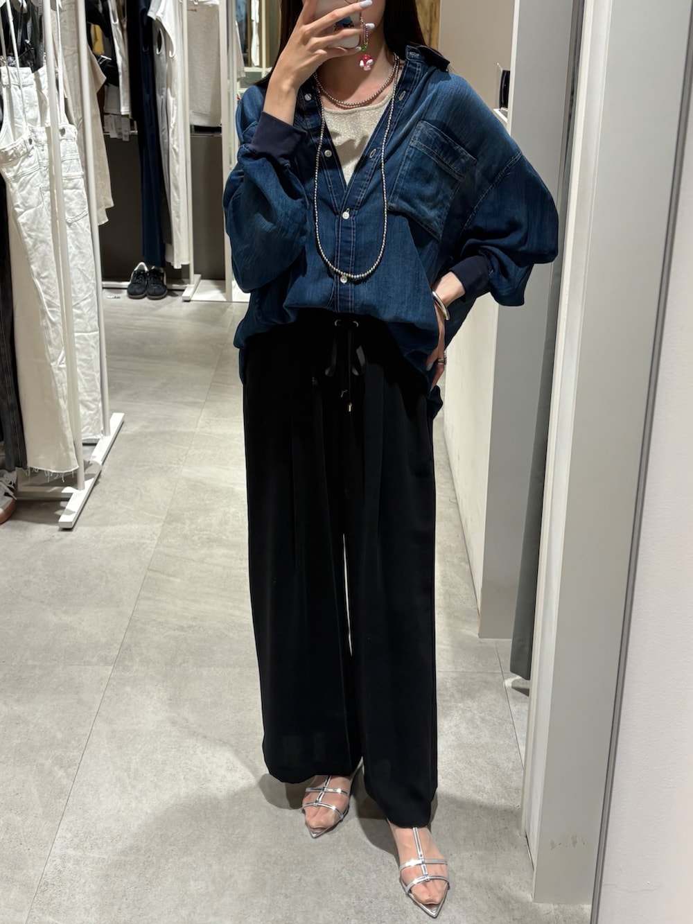 「シャツスタイル、ワイドパンツ、韓国ファッション、デニム、夏コーデ、キレイめカジュアル、パンツスタイル、高身長コーデ、デニムシャツ、シンプルコーデ、休日スタイル、スニーカー、お出かけコーデ」｜「DouDouの袖リブシアーデニムシャツ（シャツ/ブラウス、ブルー系）」を使った、karinさん（骨格ウェーブ・レディース・165cm）の春コーディネートの6枚目の写真