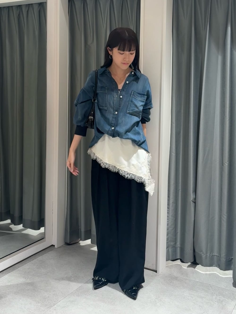 ブルー系のシャツ/ブラウス、ホワイト系のシャツ/ブラウス、ブラック系のスラックスを着用したレディースの冬コーディネートの2枚目の写真