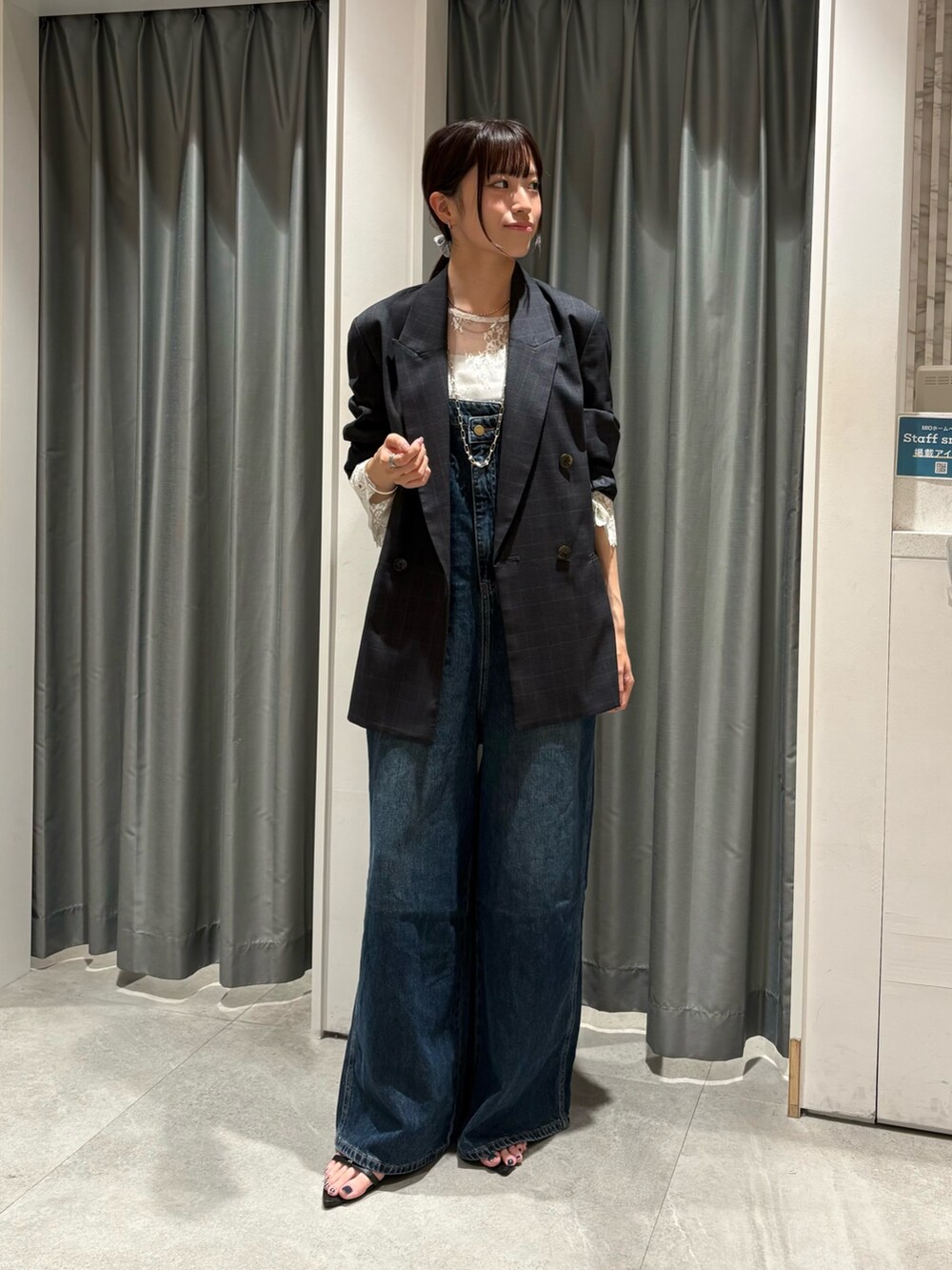 ホワイト系のシャツ/ブラウス、グレー系のテーラードジャケット、ブルー系のつなぎ/オールインワンを着用したレディースの秋コーディネートの2枚目の写真
