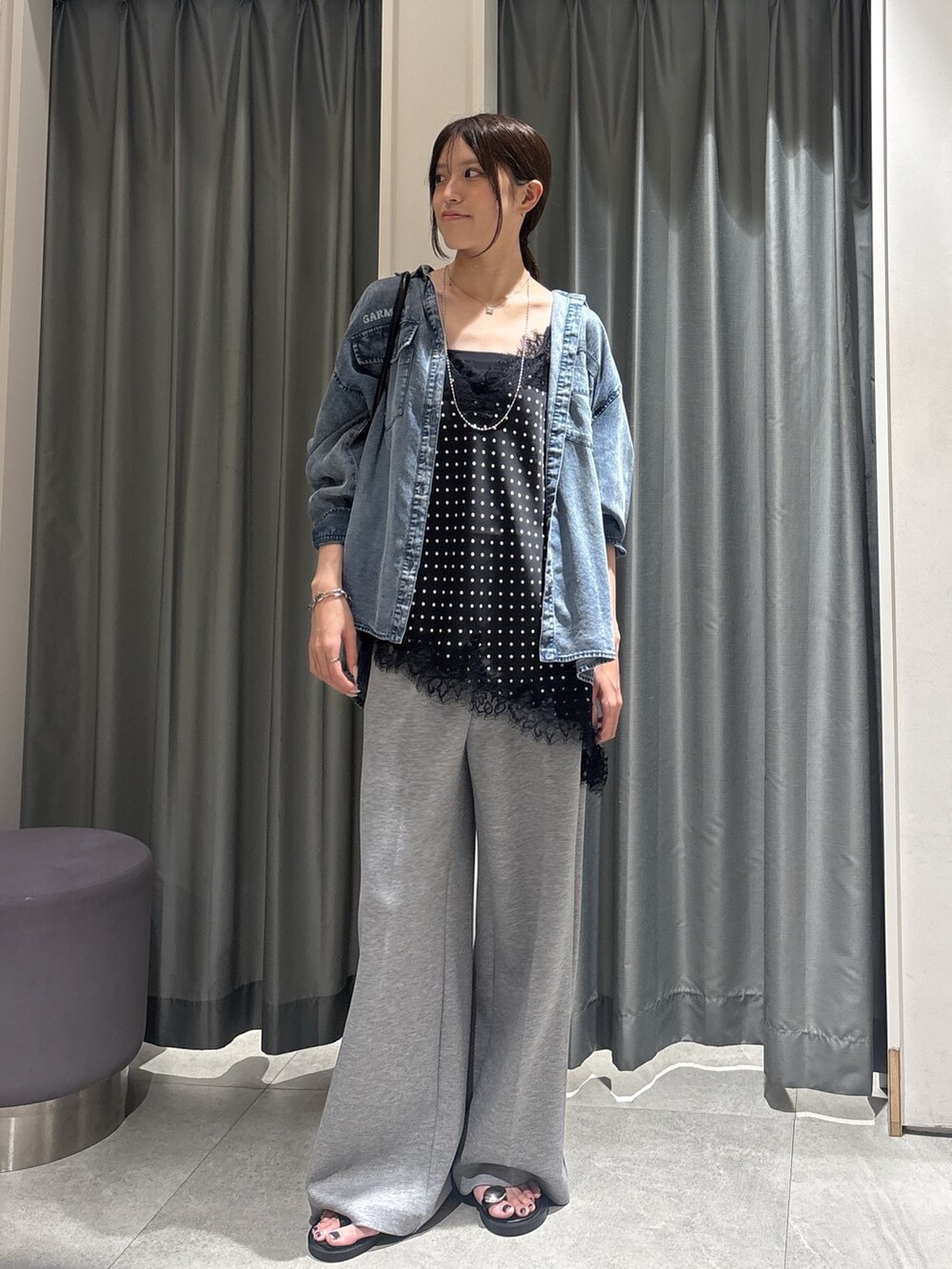 ブルー系のシャツ/ブラウス、ブラック系のシャツ/ブラウス、グレー系のその他パンツを着用したレディースの秋コーディネートの3枚目の写真