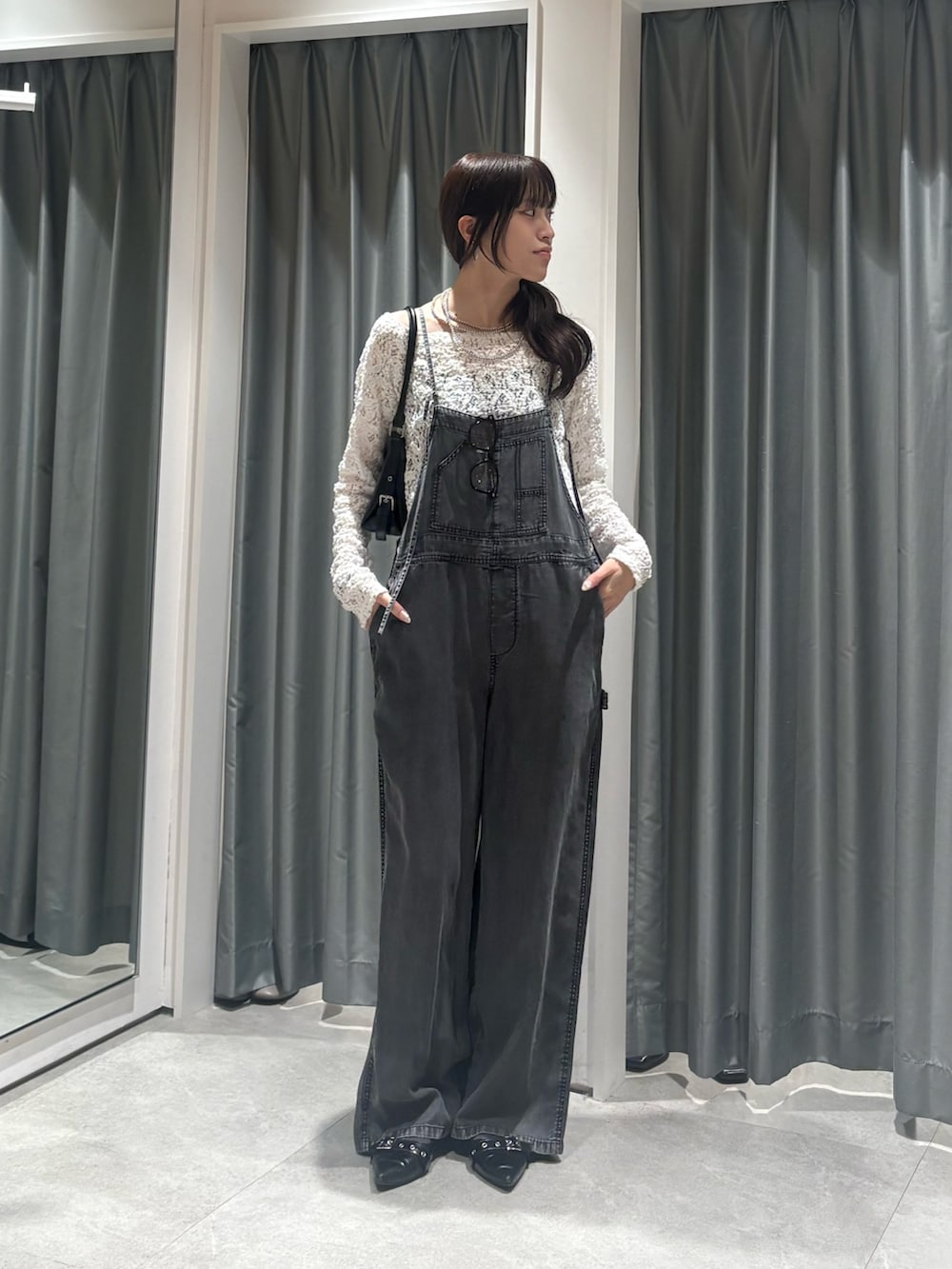 ホワイト系のTシャツ/カットソー、ブラック系のつなぎ/オールインワンを着用したレディースの春コーディネートの2枚目の写真