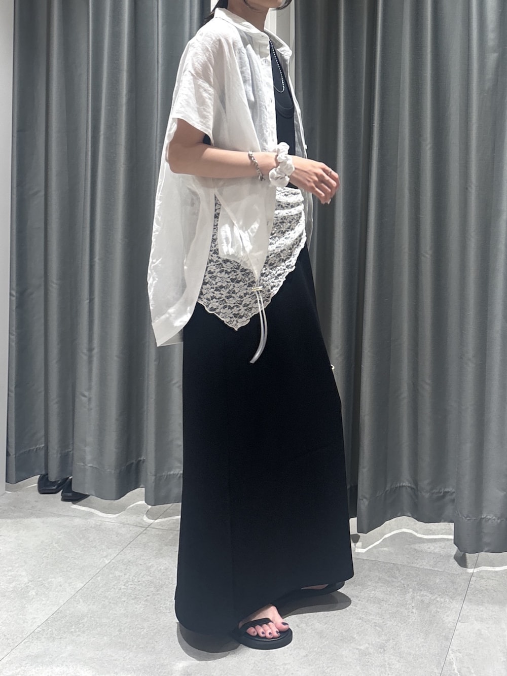 ホワイト系のシャツ/ブラウス、ブラック系のワンピース、ホワイト系のストール/ショールを着用したレディースの夏コーディネートの3枚目の写真