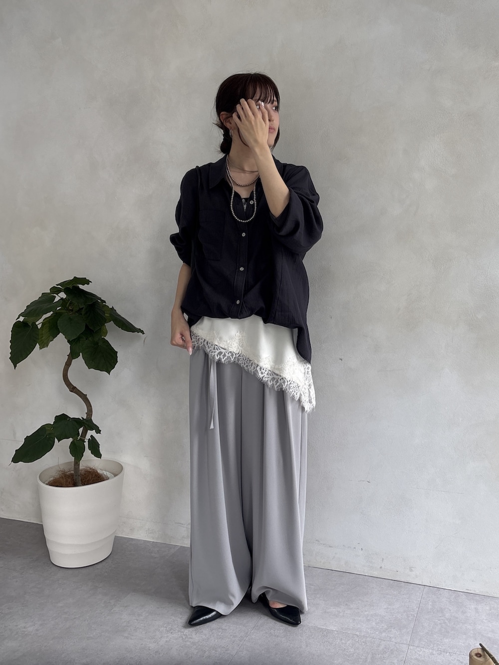 ホワイト系のシャツ/ブラウス、ベージュ系のその他パンツ、グレー系のシャツ/ブラウスを着用したレディースの春コーディネートの2枚目の写真